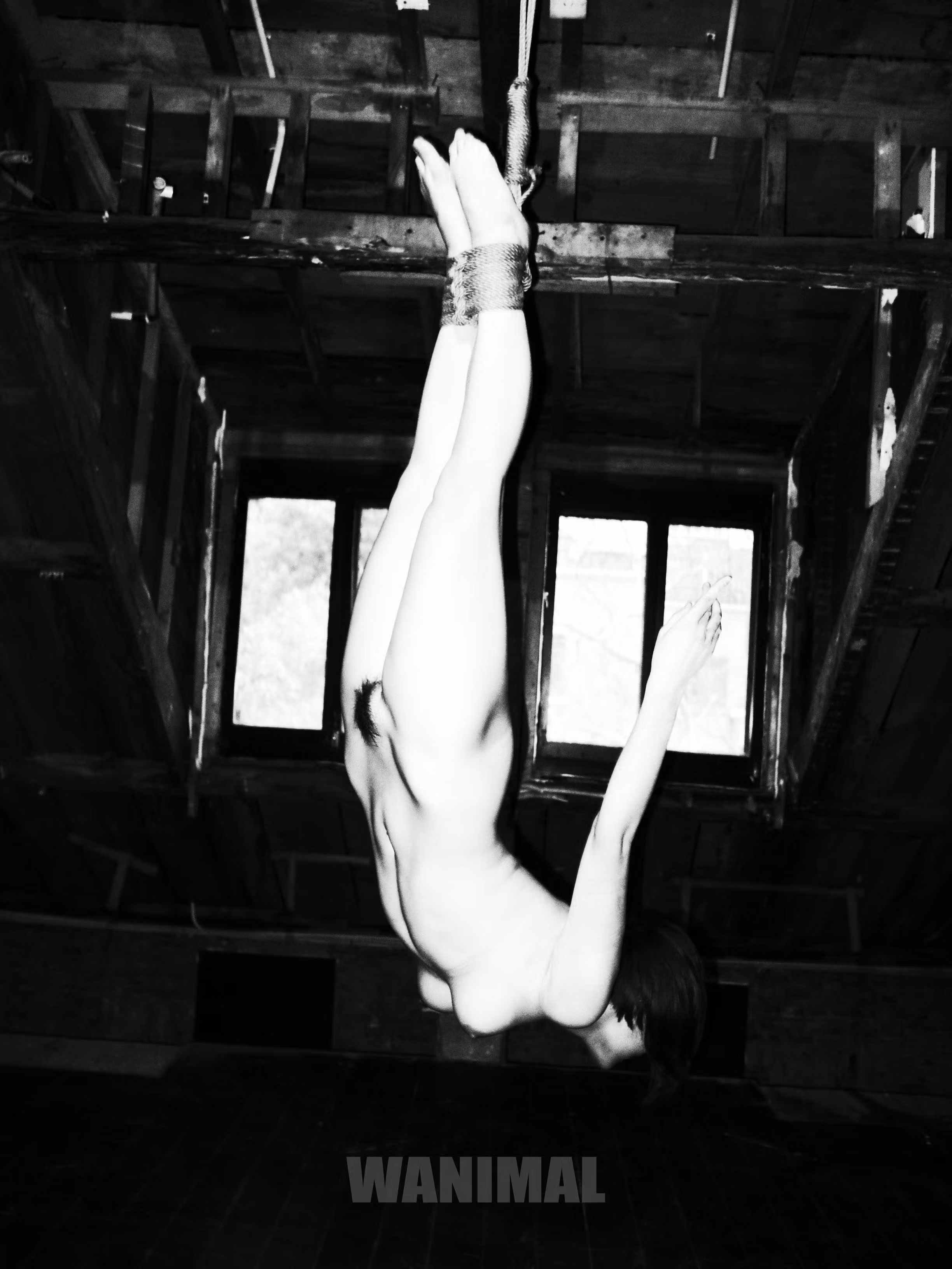 紧绷绳索线条展现性感御姐女神与白嫩肌肤线条