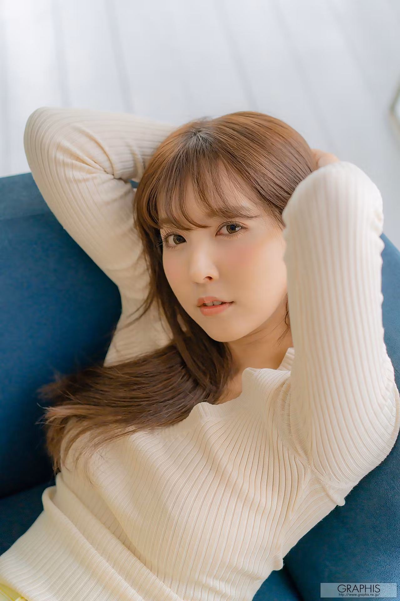 宝蓝抹胸短裙搭配诱惑姿态展现性感女神与白嫩肌肤线条