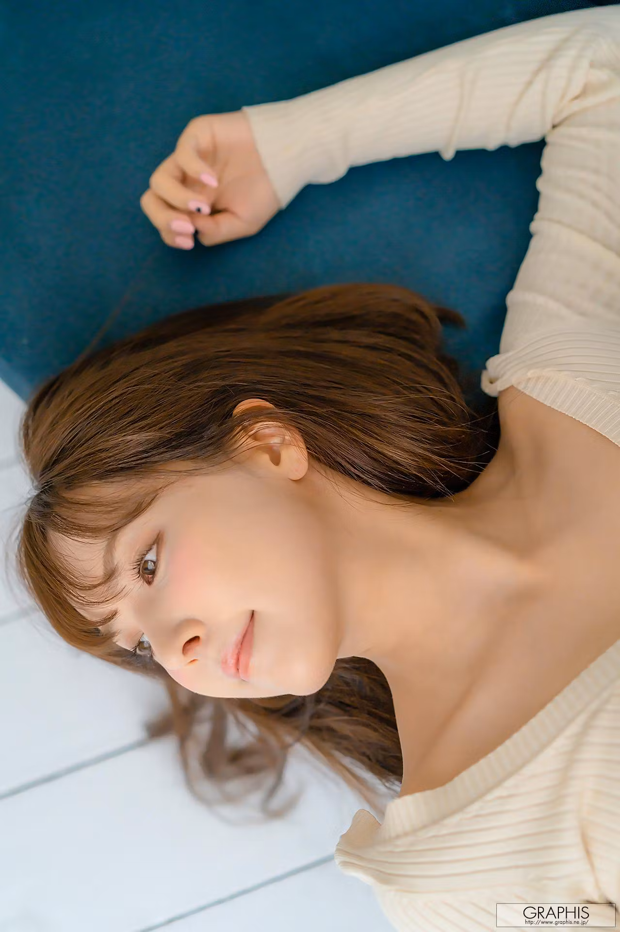 宝蓝抹胸短裙搭配诱惑姿态展现性感女神与白嫩肌肤线条