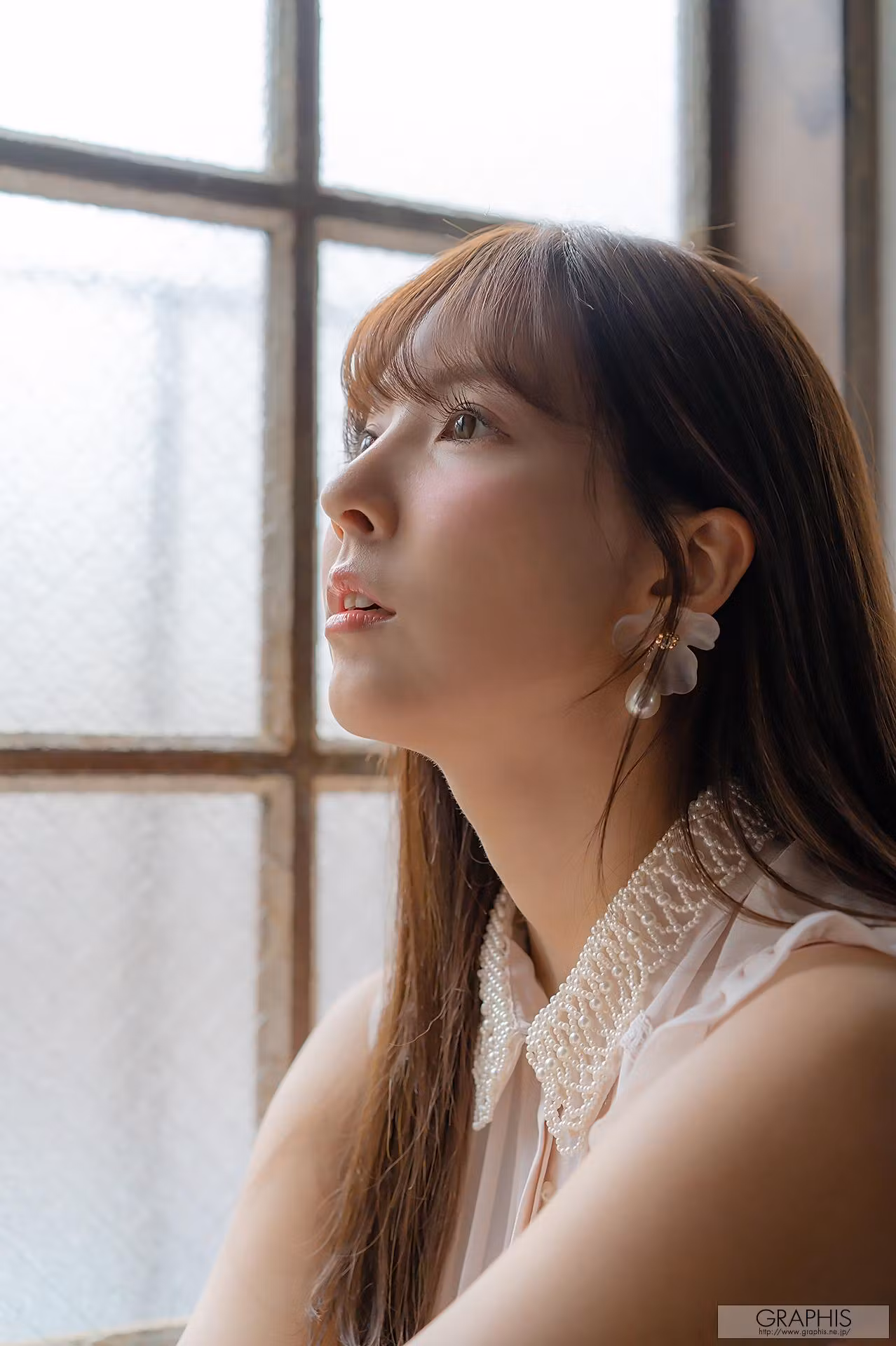 褪去洋装服装后在床上显露白嫩美腿线条