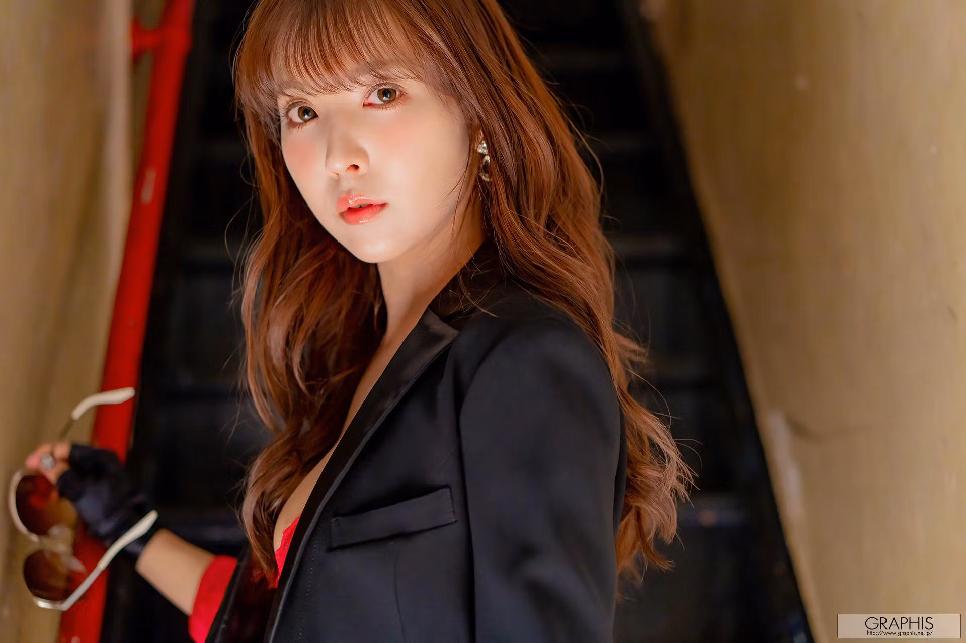 GRAPHIS模型三上悠亚Yua Mikami身穿宝蓝抹胸短裙展现姿势
