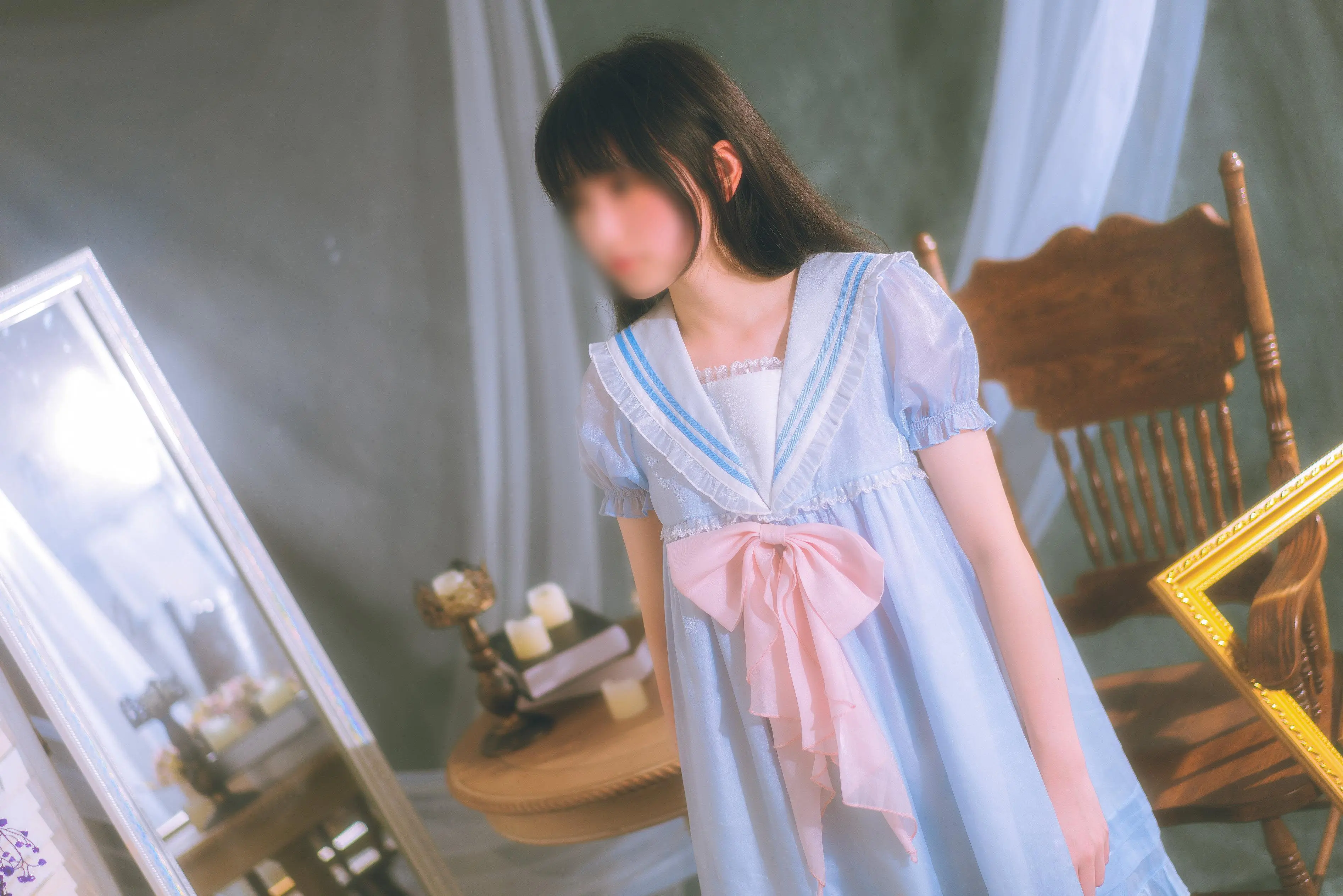 褪去洛丽塔服装后在床上显露白嫩玉足线条
