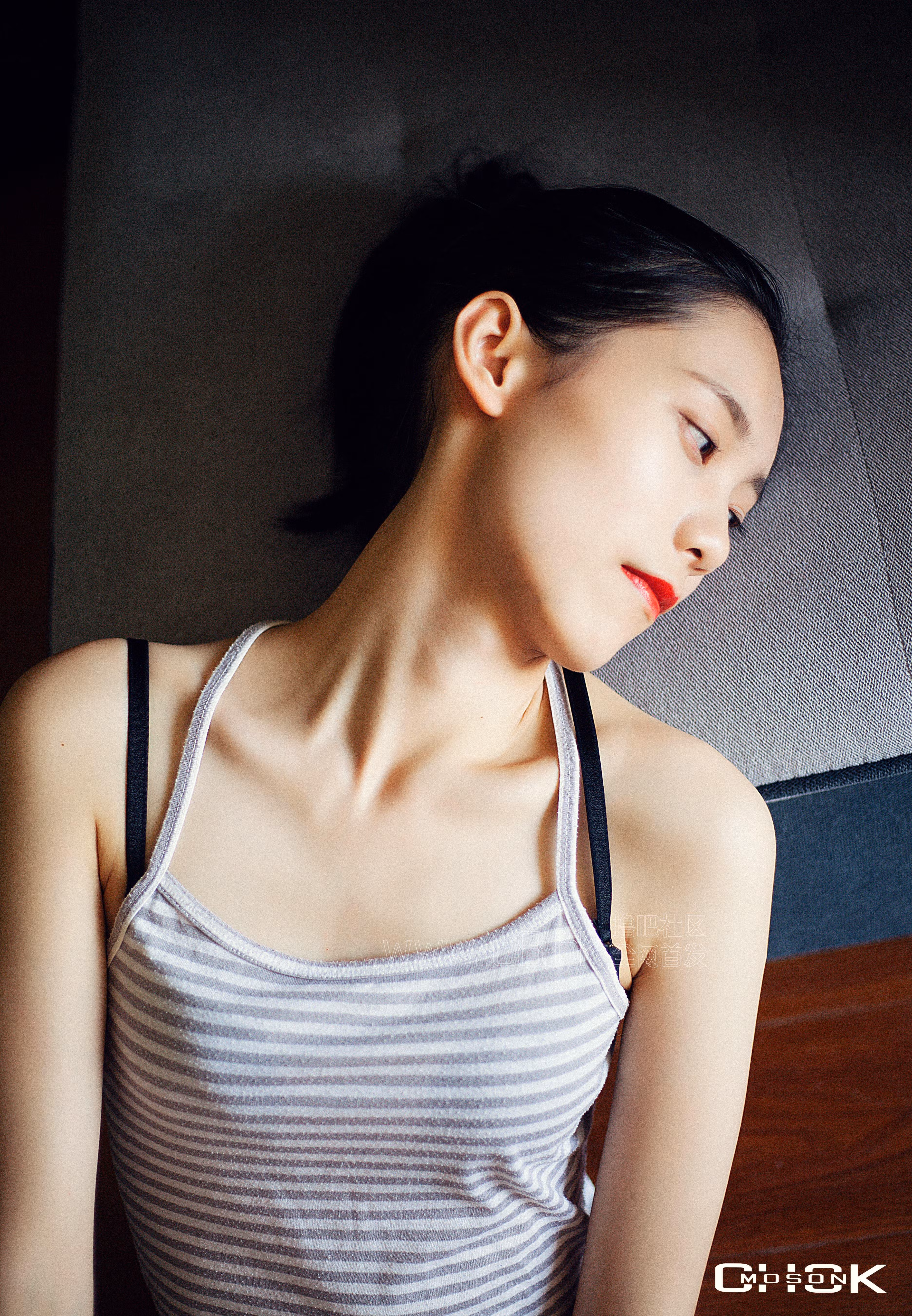 条纹吊带背心搭配超短牛仔裤展现清纯女神与白嫩肌肤线条