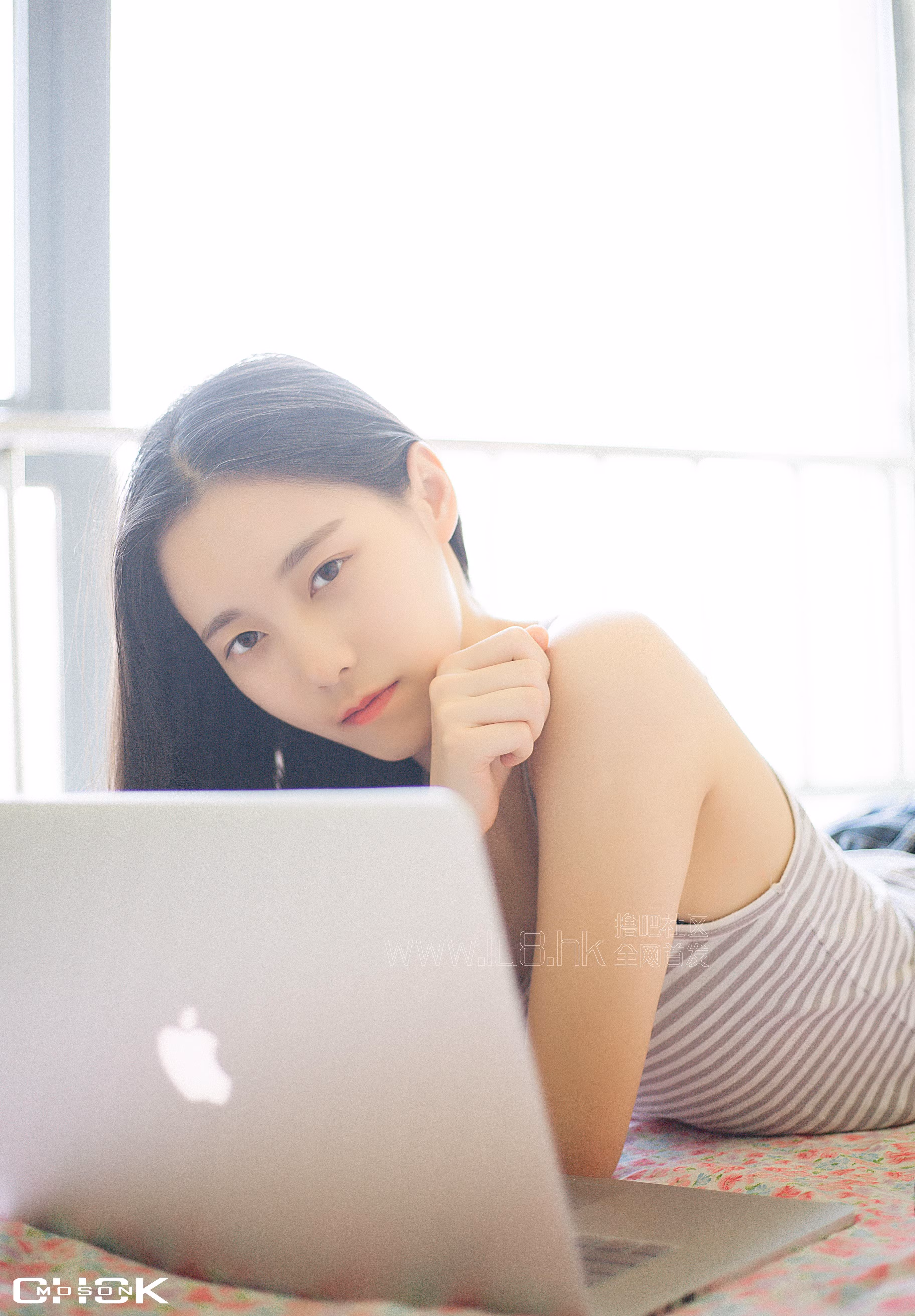 带有独特居家吊带反差魅惑的粉嫩鲍鱼嫰穴私房照
