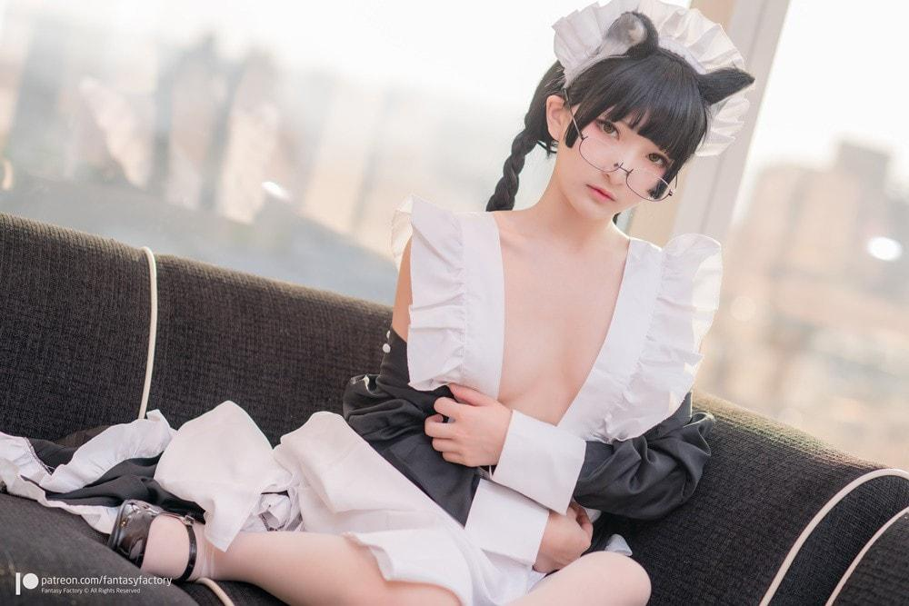 古典女仆围裙搭配眼镜猫耳展现可爱少女与白嫩肌肤线条