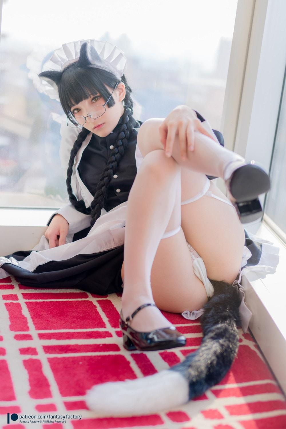 褪去女仆裙后在床上显露白嫩玉足与美腿线条