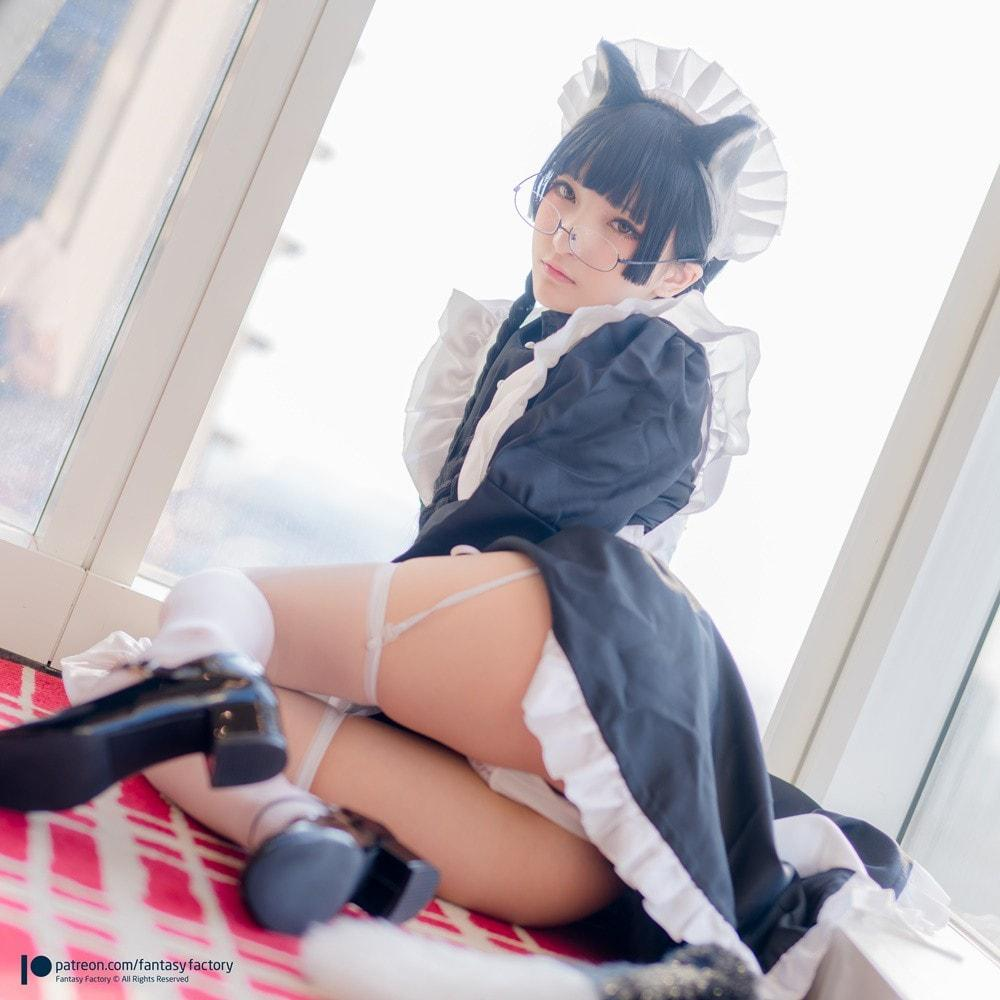 古典女仆围裙搭配眼镜猫耳展现可爱少女与白嫩肌肤线条