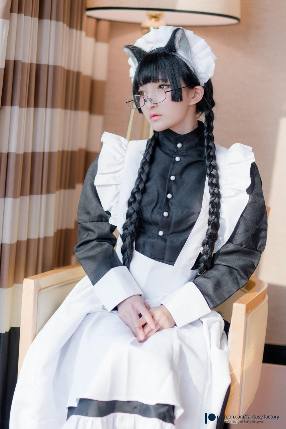 褪去女仆裙后在床上显露白嫩玉足与美腿线条