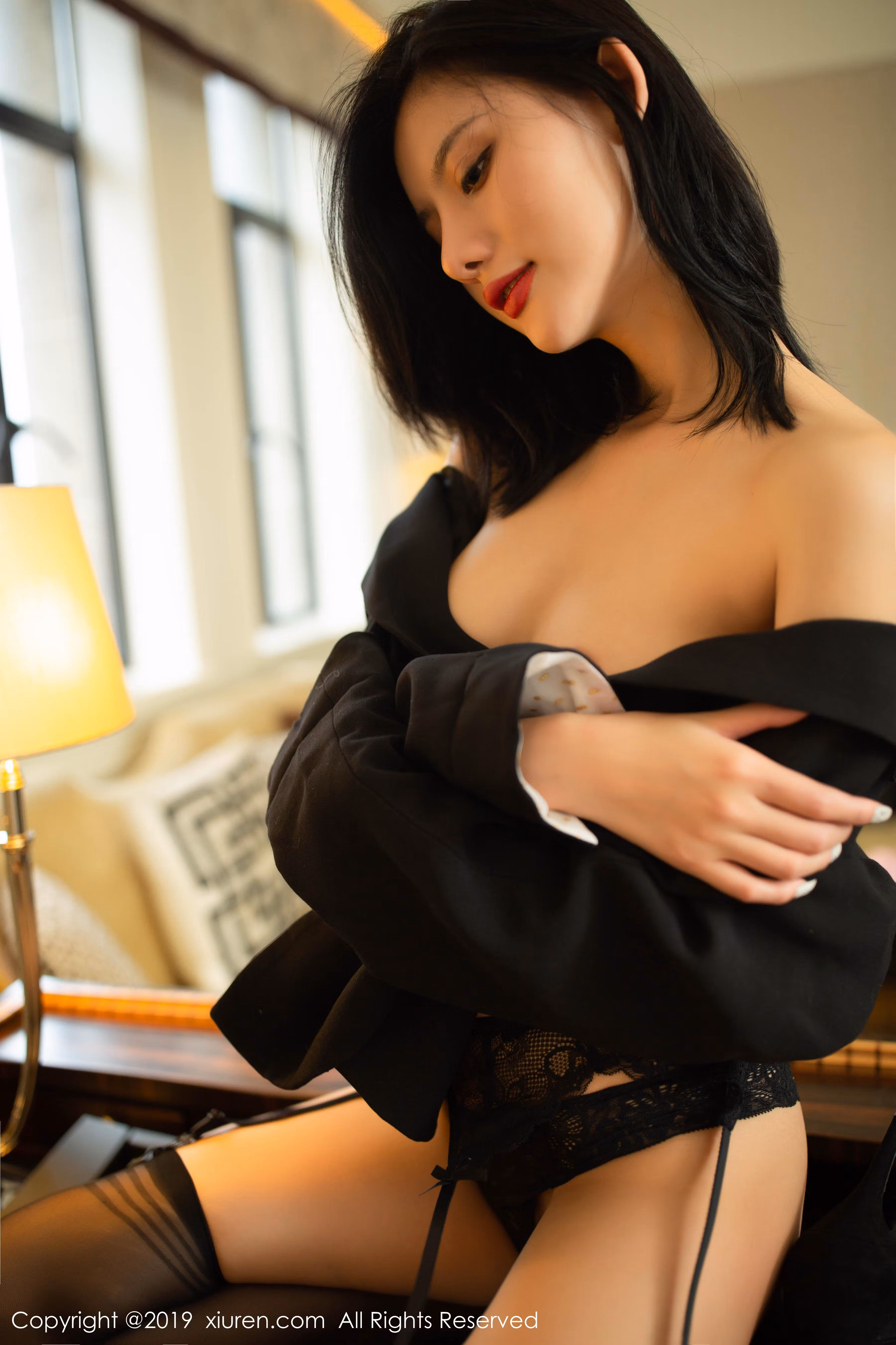 黑色西装外套遮胸搭配蕾丝内衣展现网红女神与白嫩肌肤线条