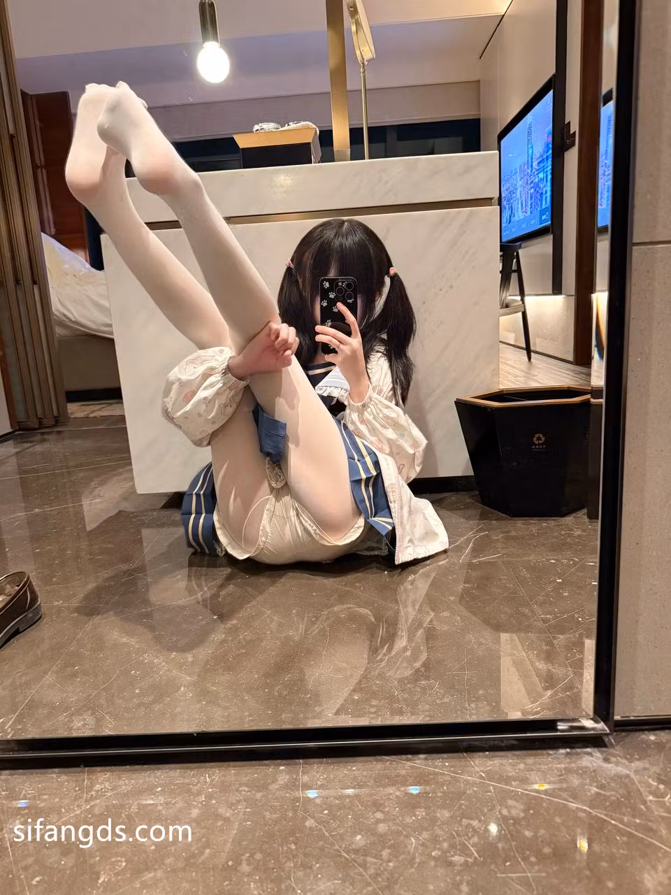 连体泳装搭配白丝展现清纯少女与白嫩肌肤线条