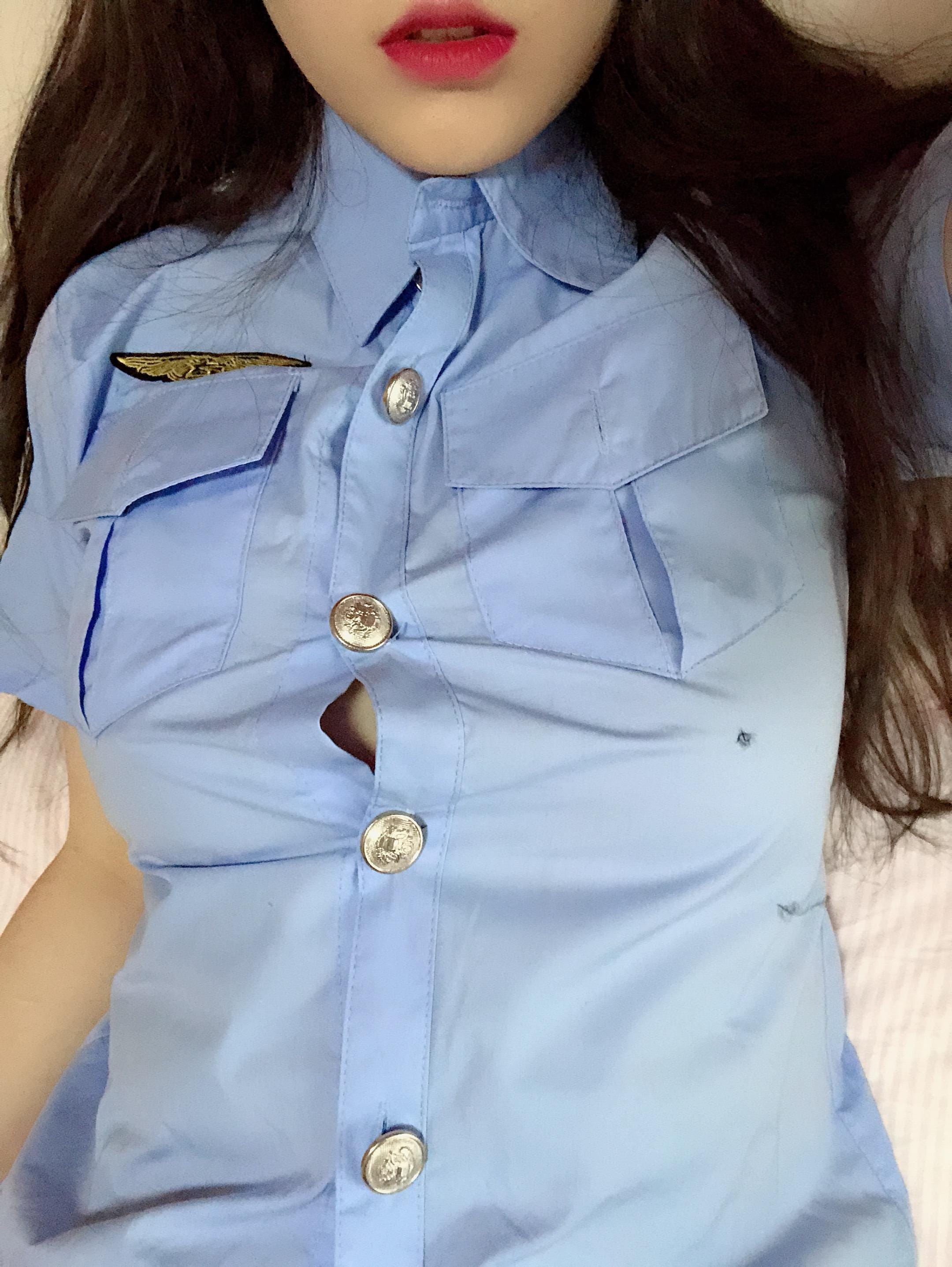 蓝色女警制服短袖搭配黑丝袜展现御姐女神与白嫩肌肤线条
