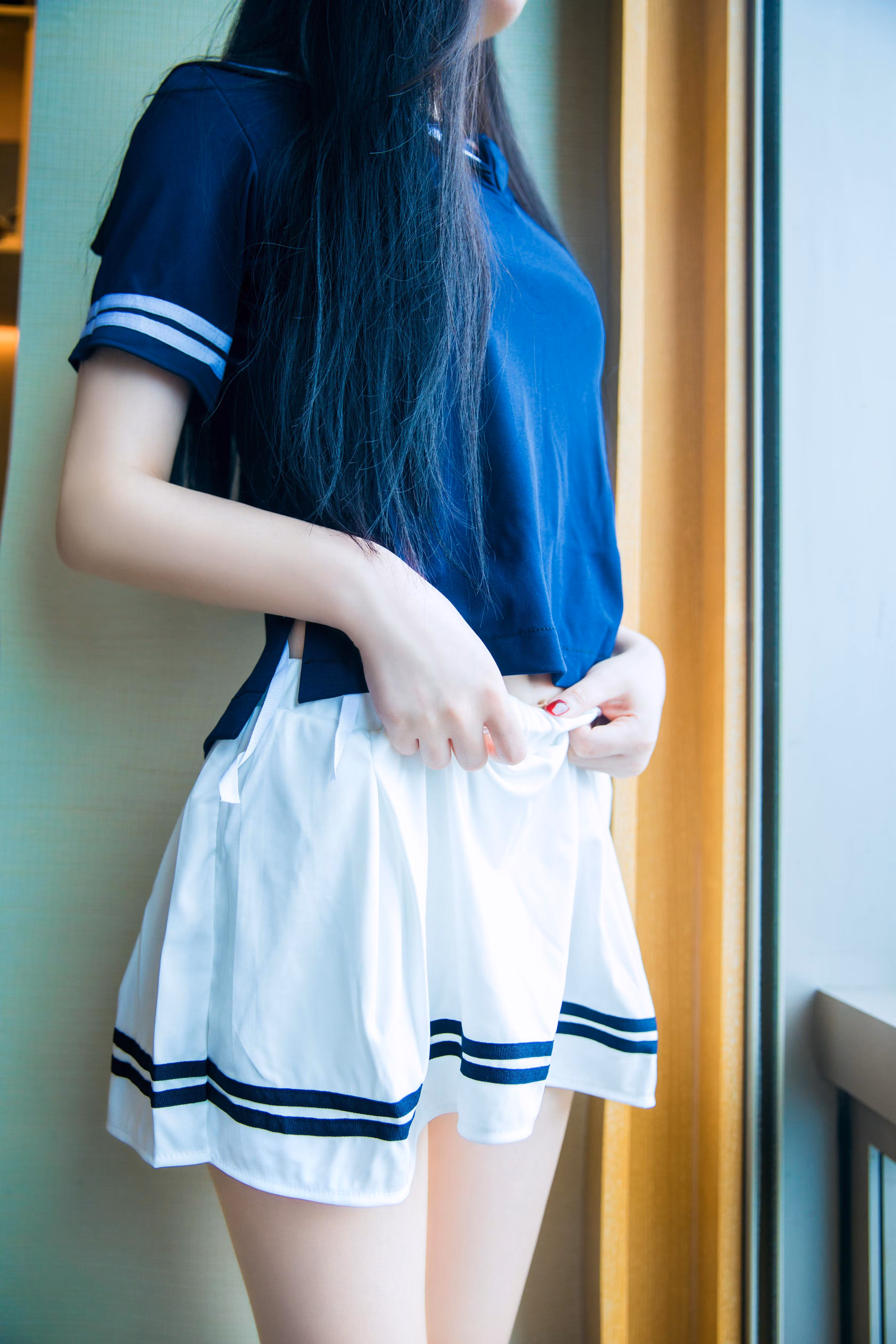 褪去蓝色水著泳装后显露白嫩玉足与美腿线条