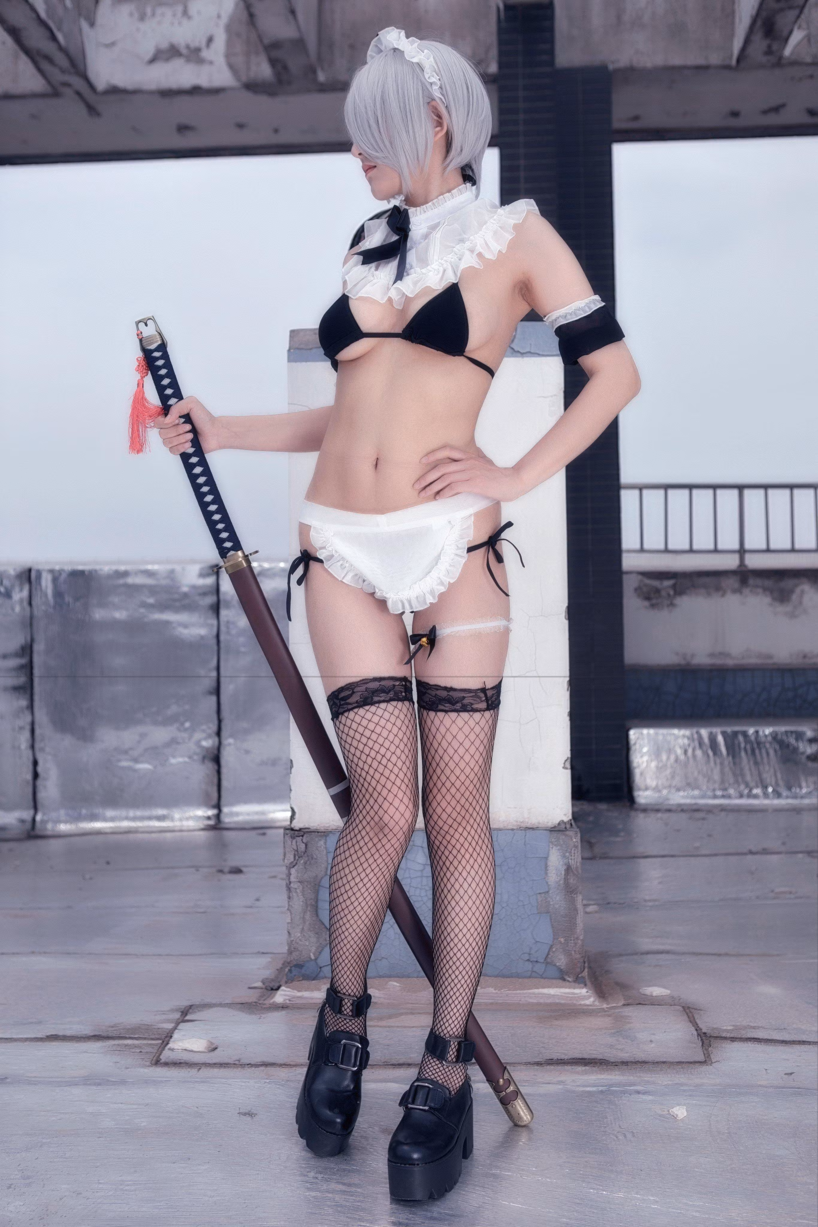福利姬北乃芽子身穿紫色兔女郎连体衣与黑色网袜自拍姿势