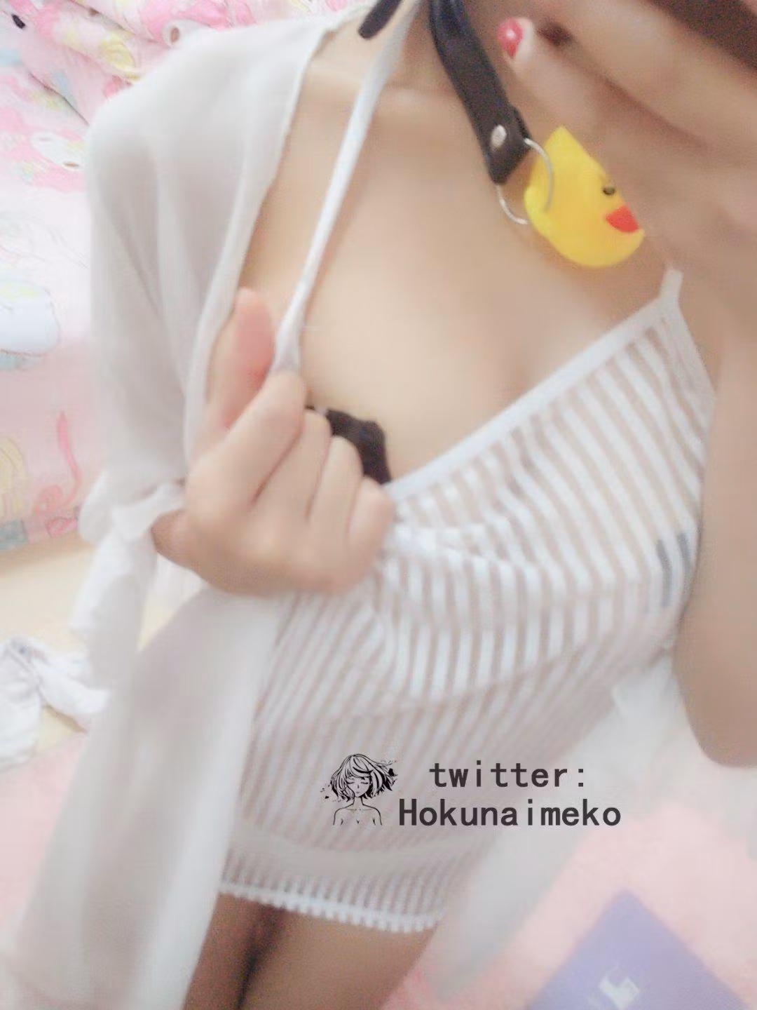 褪去兔女郎与COS服装后在床上显露白嫩玉足与美腿线条