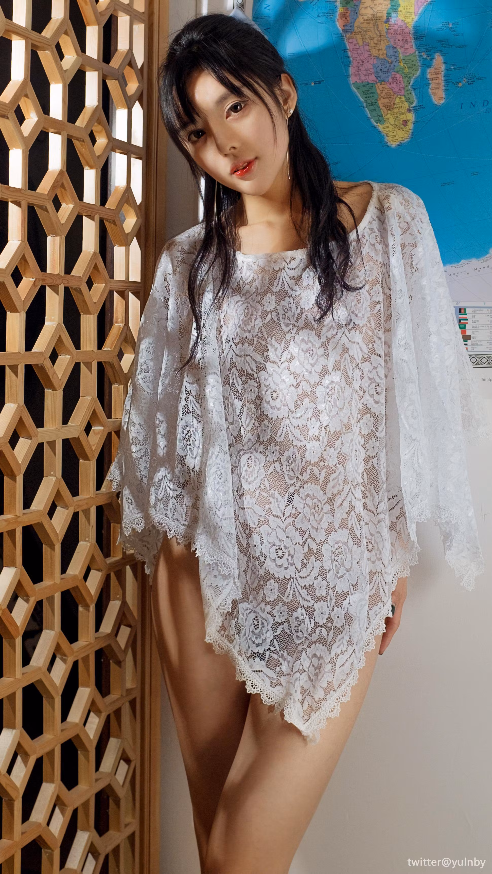 黑色印花T恤搭配赤足展现清纯少女与白嫩肌肤线条