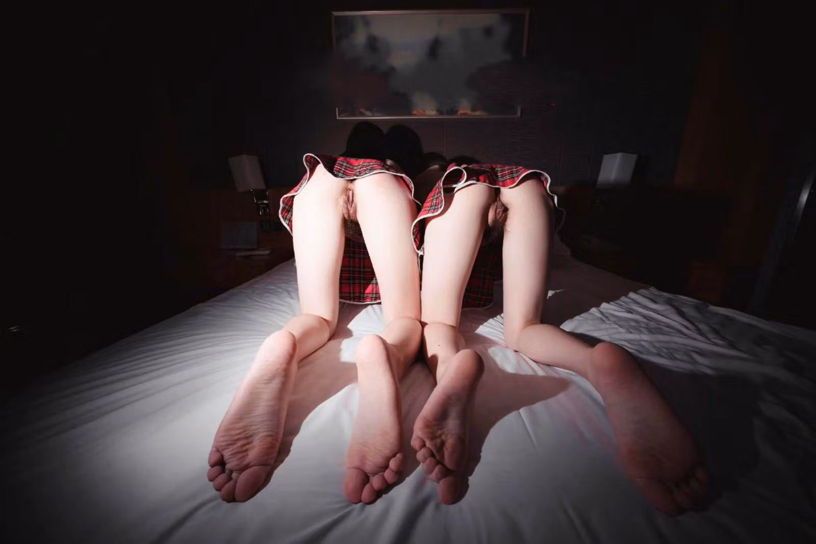 双飞女儿和闺蜜模特身穿红色格纹JK制服手牵手跪坐在床上姿势