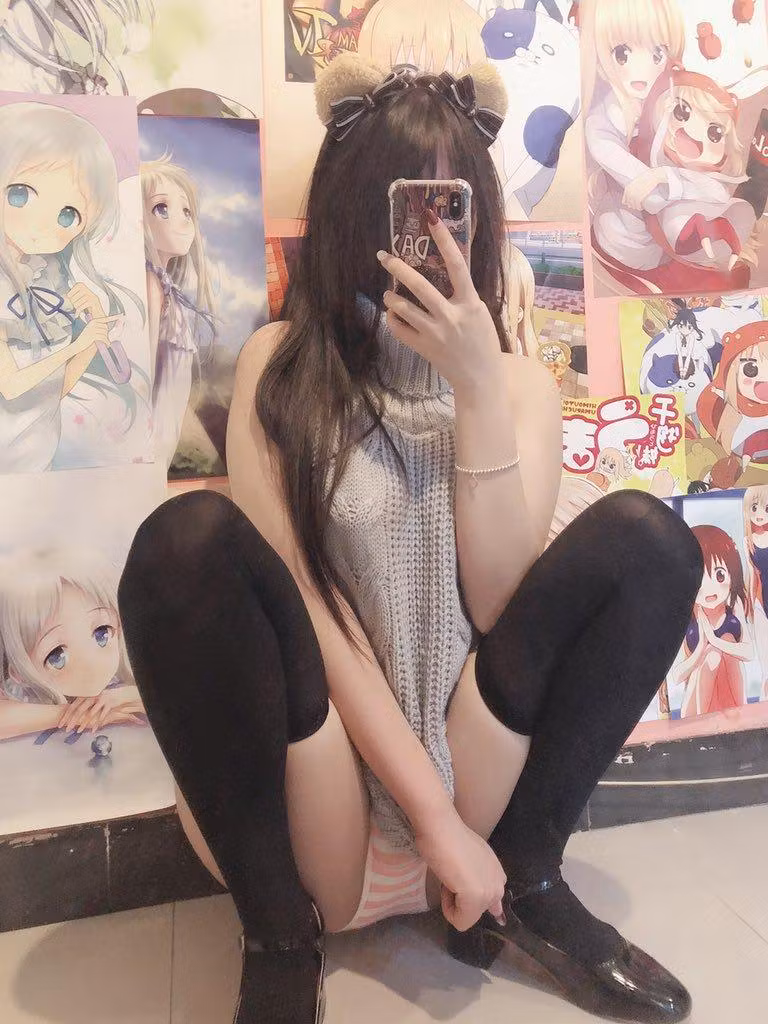 推特福利姬cc987563身穿清纯水手服站在二次元卧室墙前