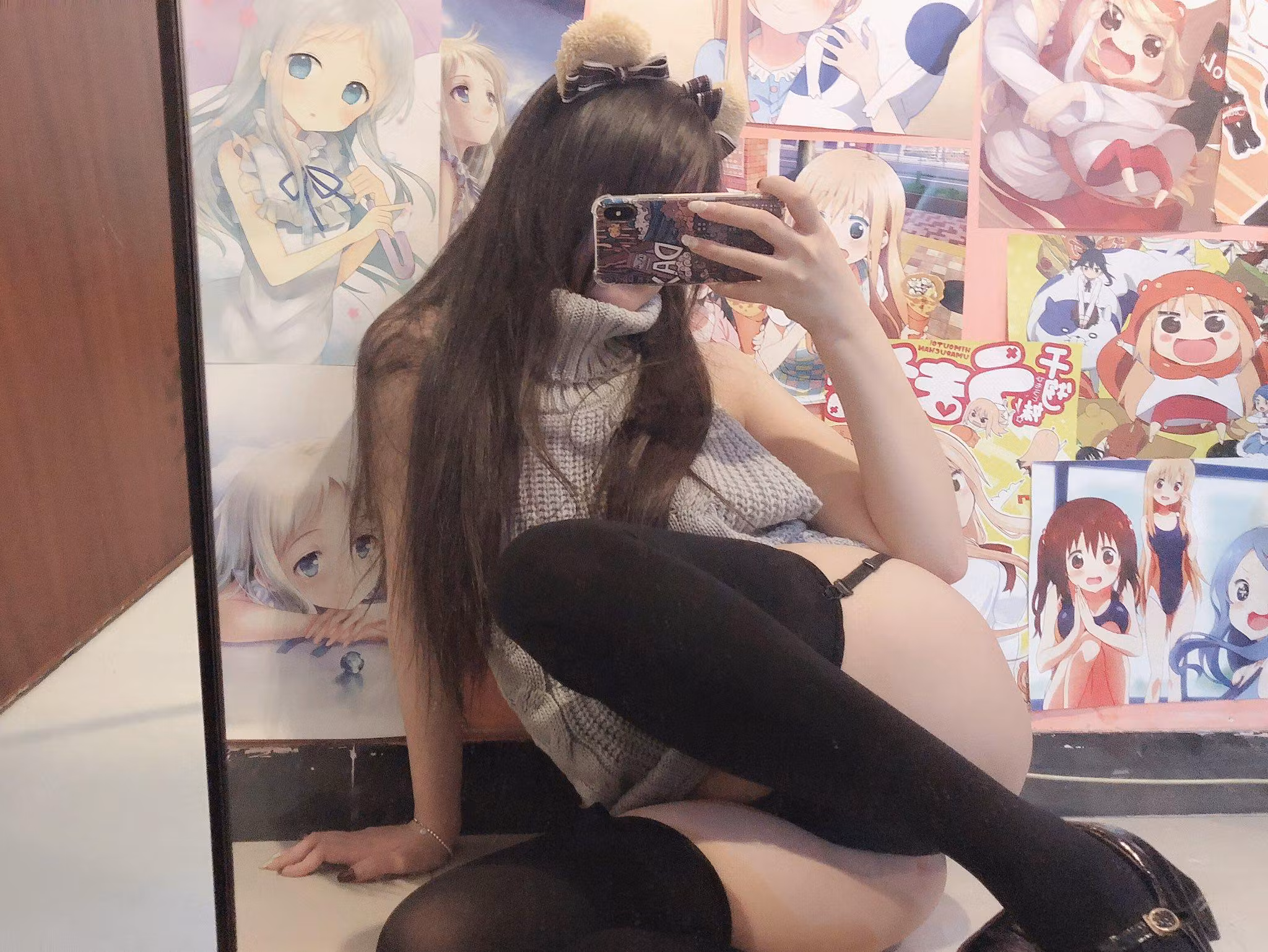 褪去水手服后在卧室显露极品美乳与白嫩线条