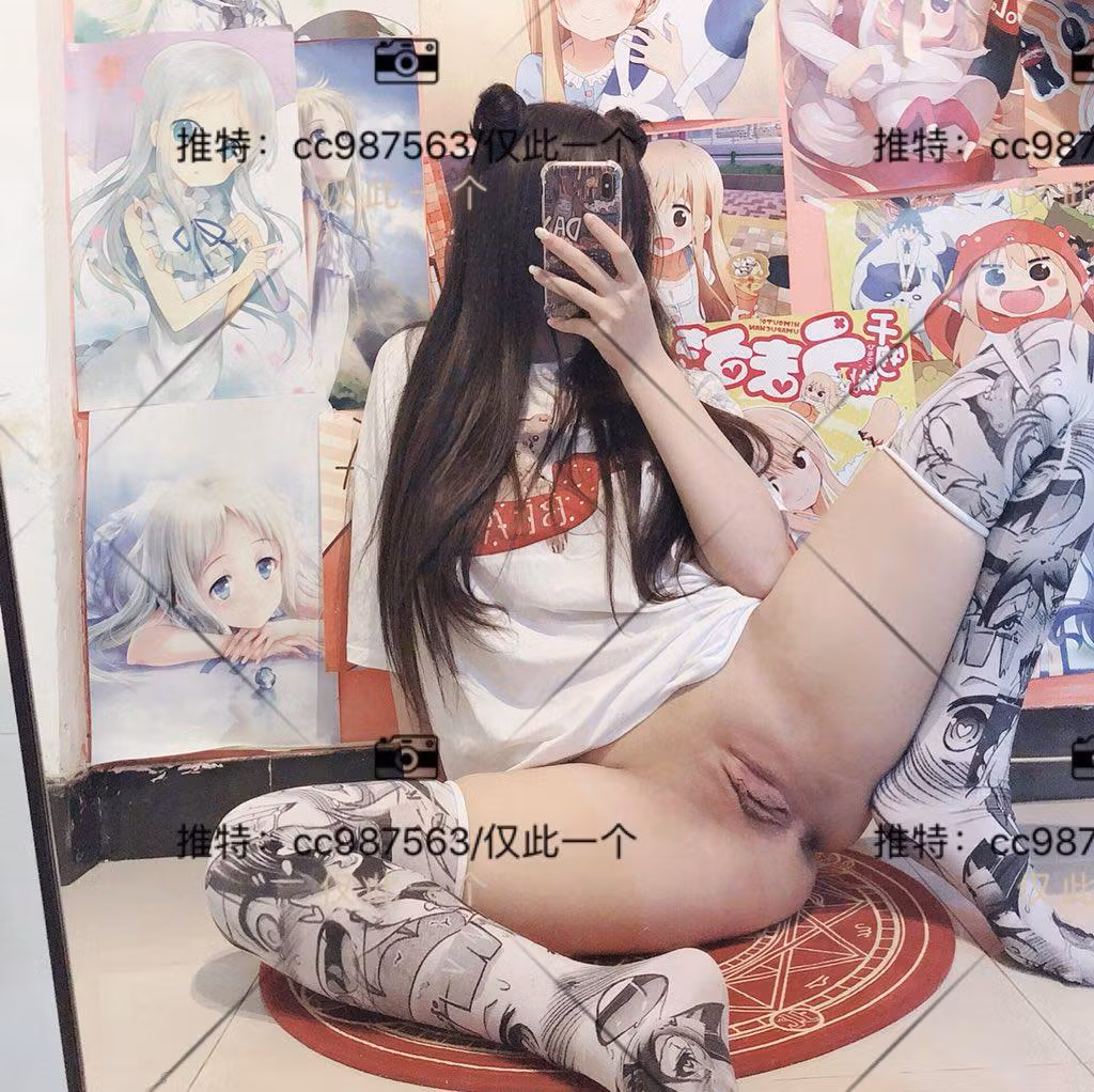 带有独特水手服掀裙反差魅惑的粉嫩鲍鱼嫰穴私房照