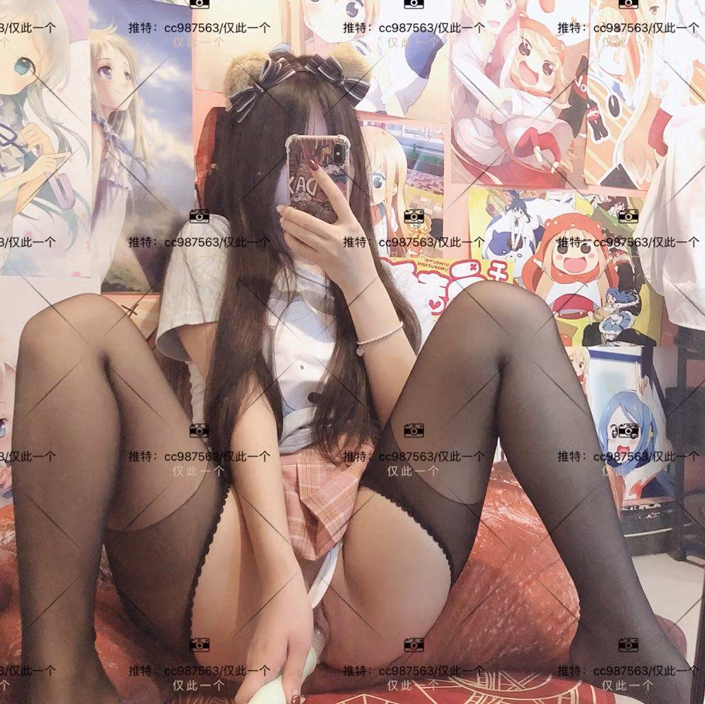推特福利姬cc987563身穿清纯水手服站在二次元卧室墙前