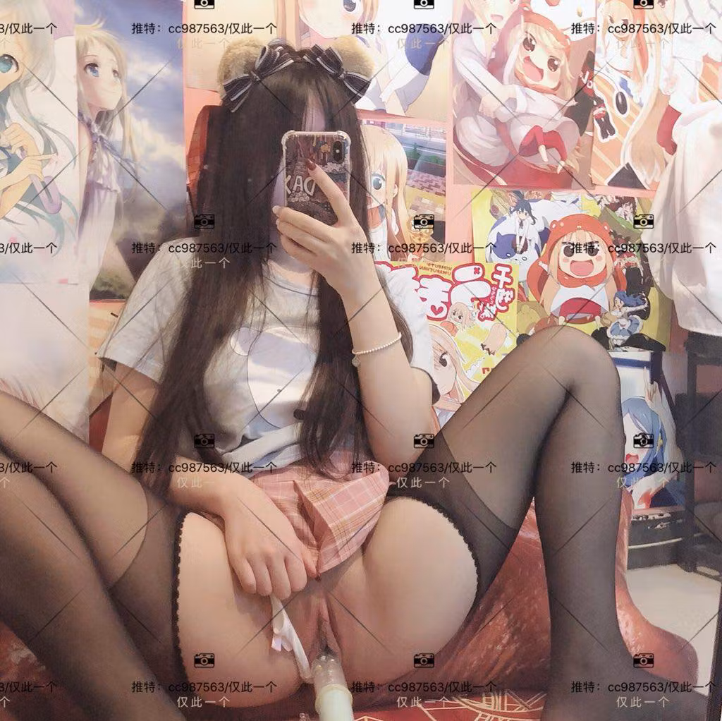 水手服短裙搭配展现清纯少女与白嫩肌肤线条