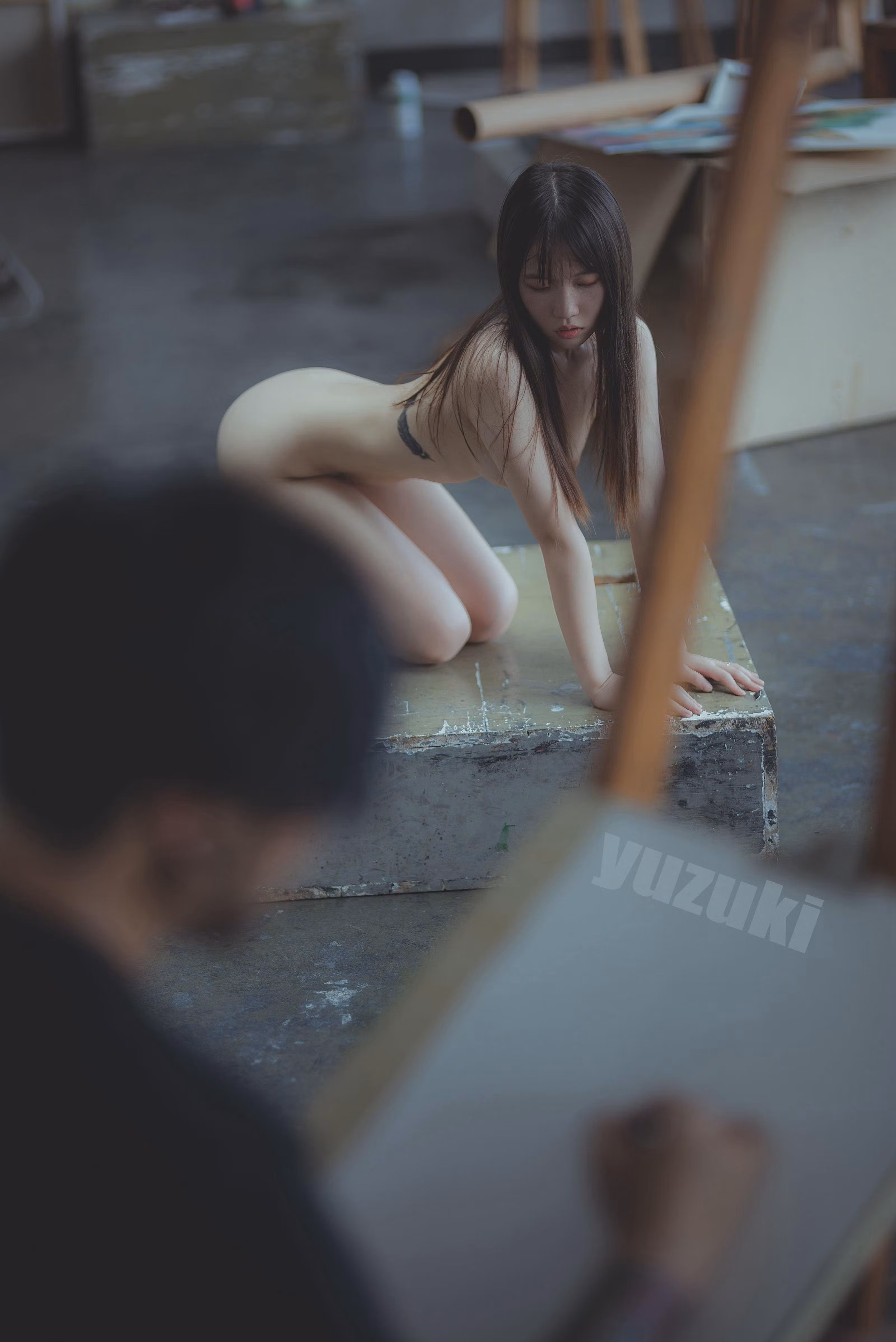 自然风景背景下勾勒纤细身形与美腿曲线