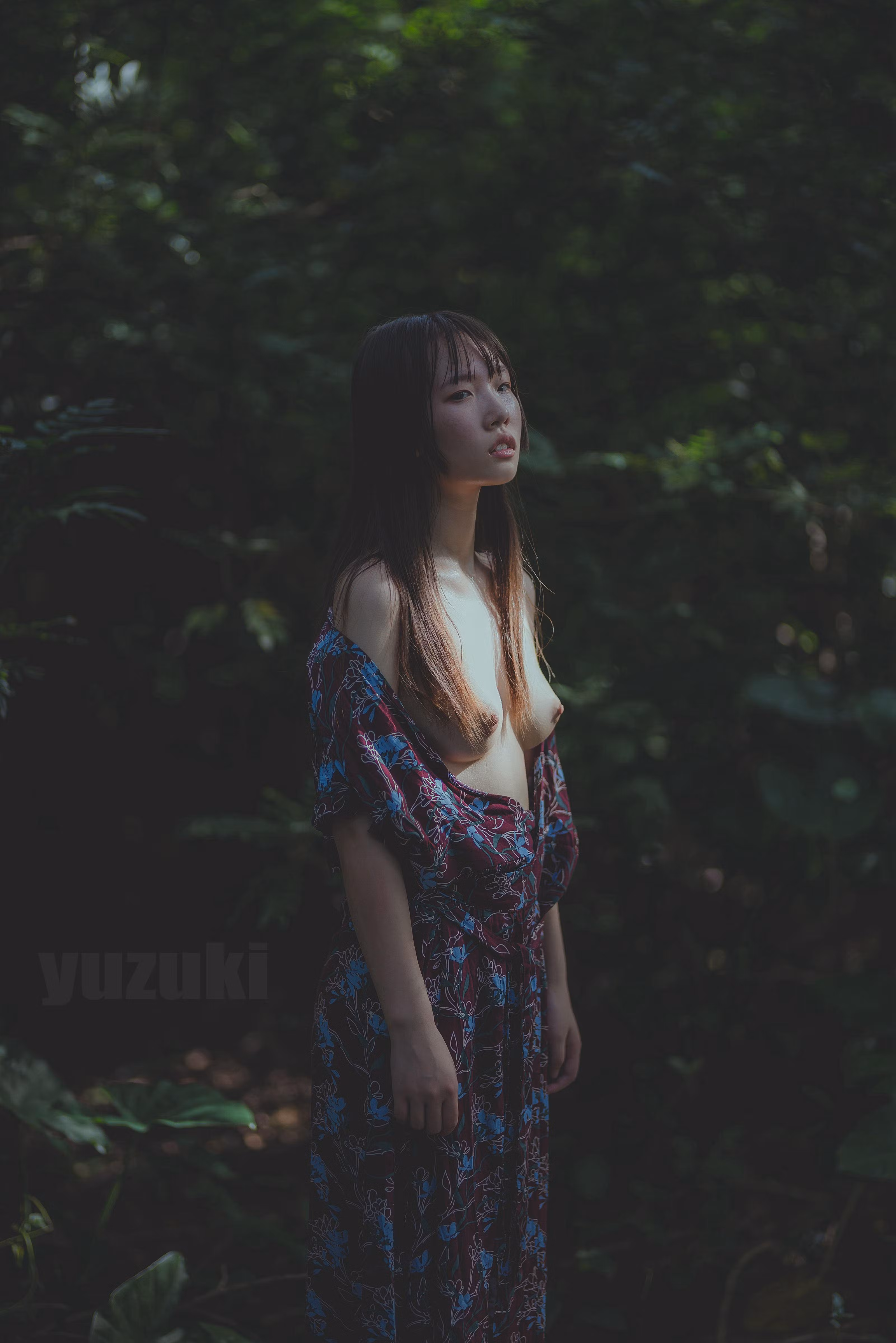 户外私房搭配展现清纯身材与白嫩肌肤线条