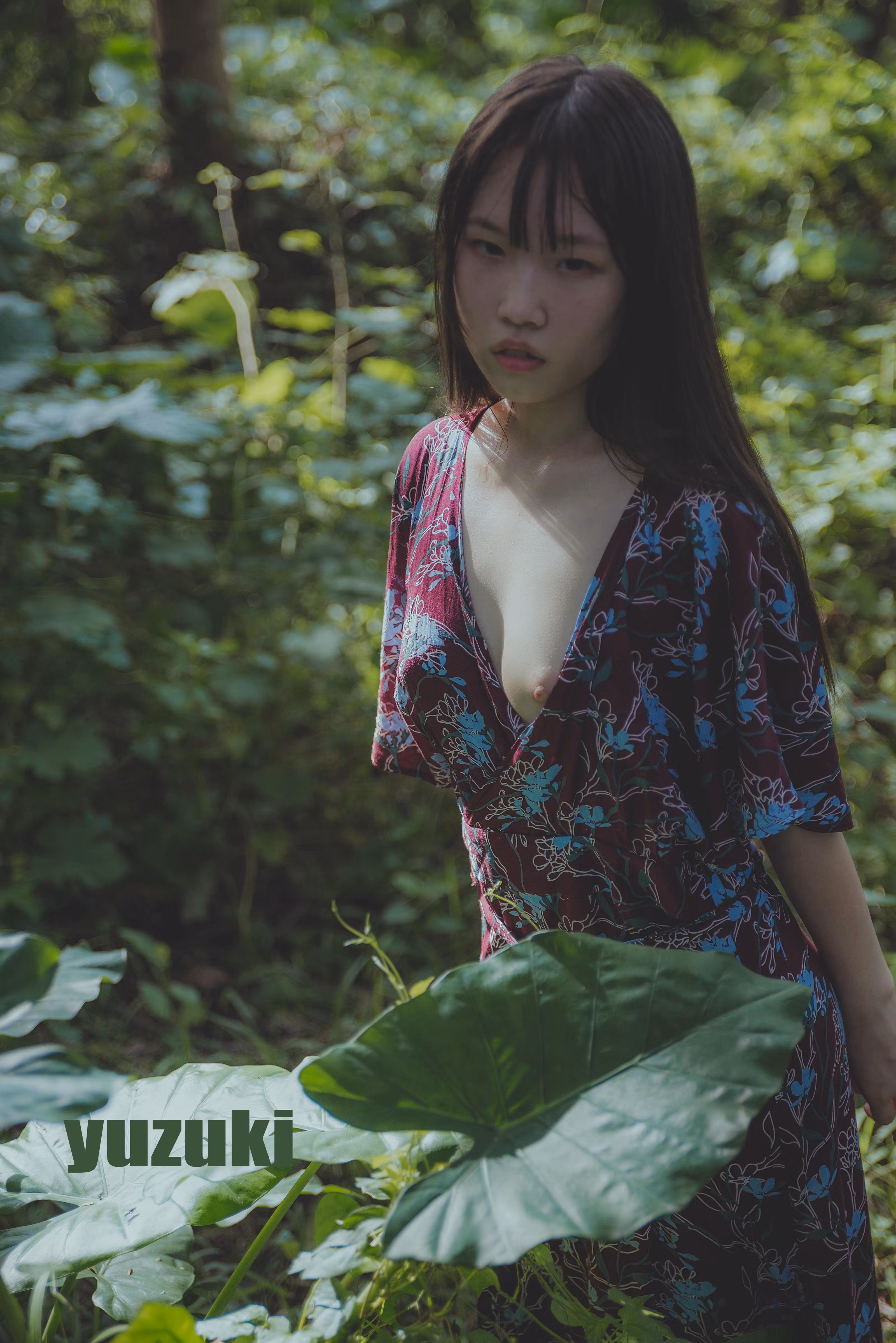 户外环境姿势展现性感诱惑纯欲反差
