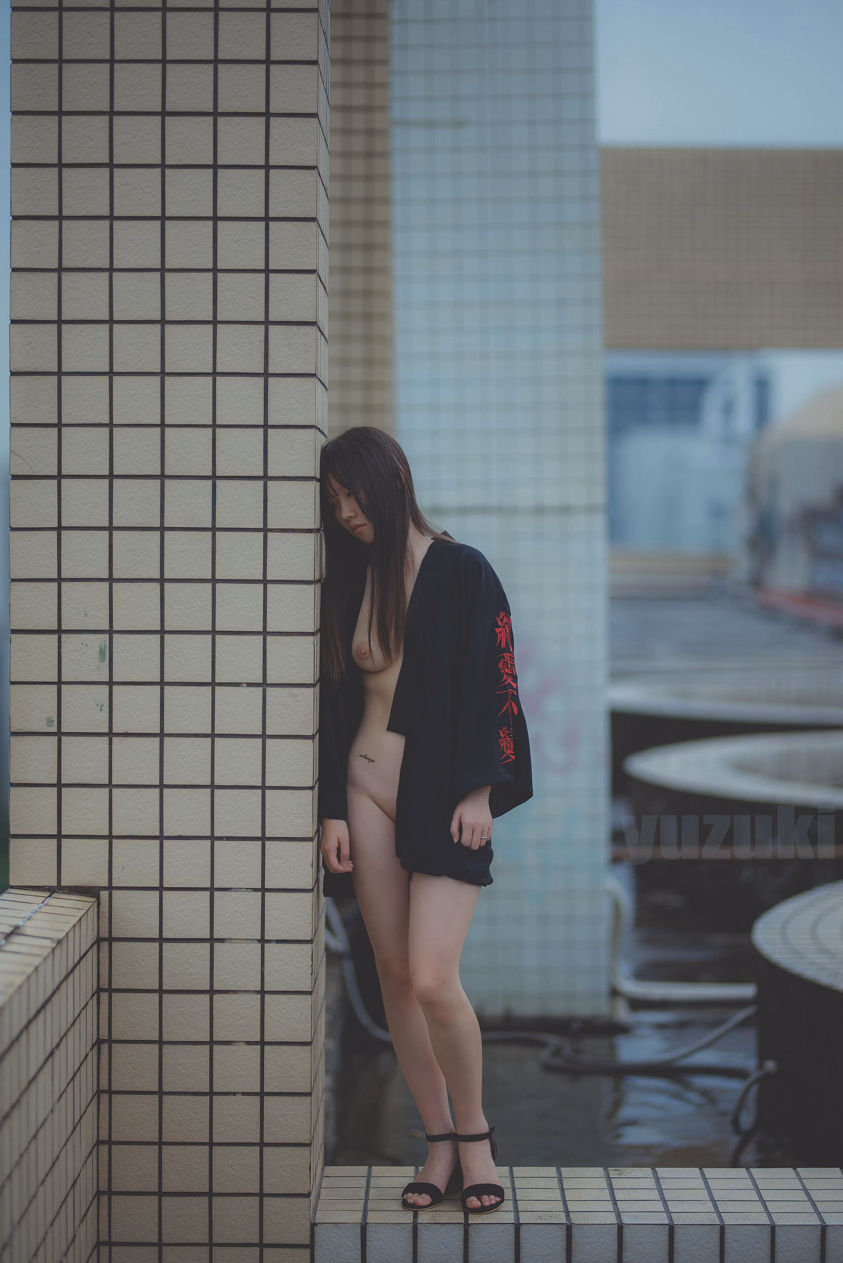 自然风景背景下勾勒纤细身形与美腿曲线