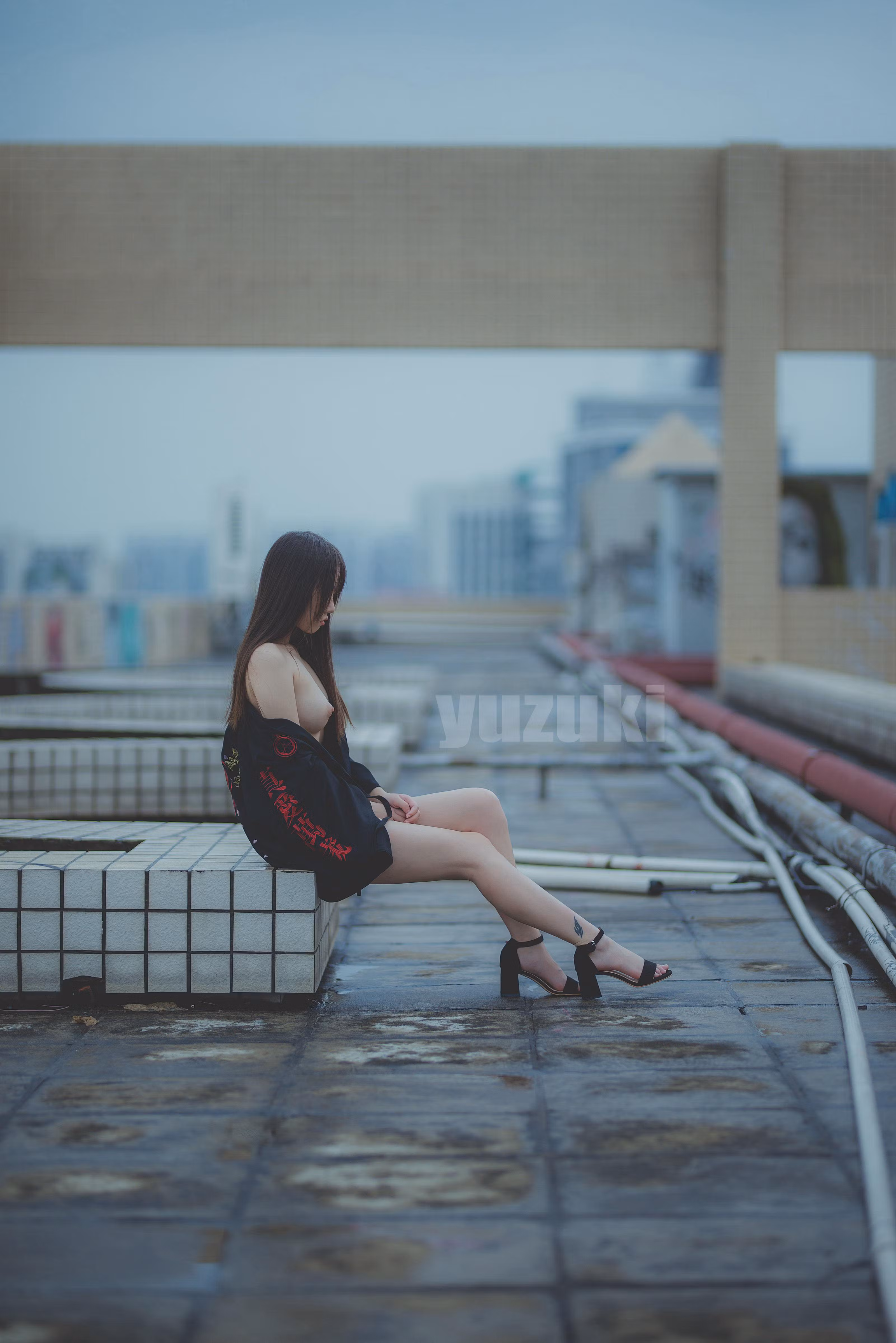 户外环境姿势展现性感诱惑纯欲反差