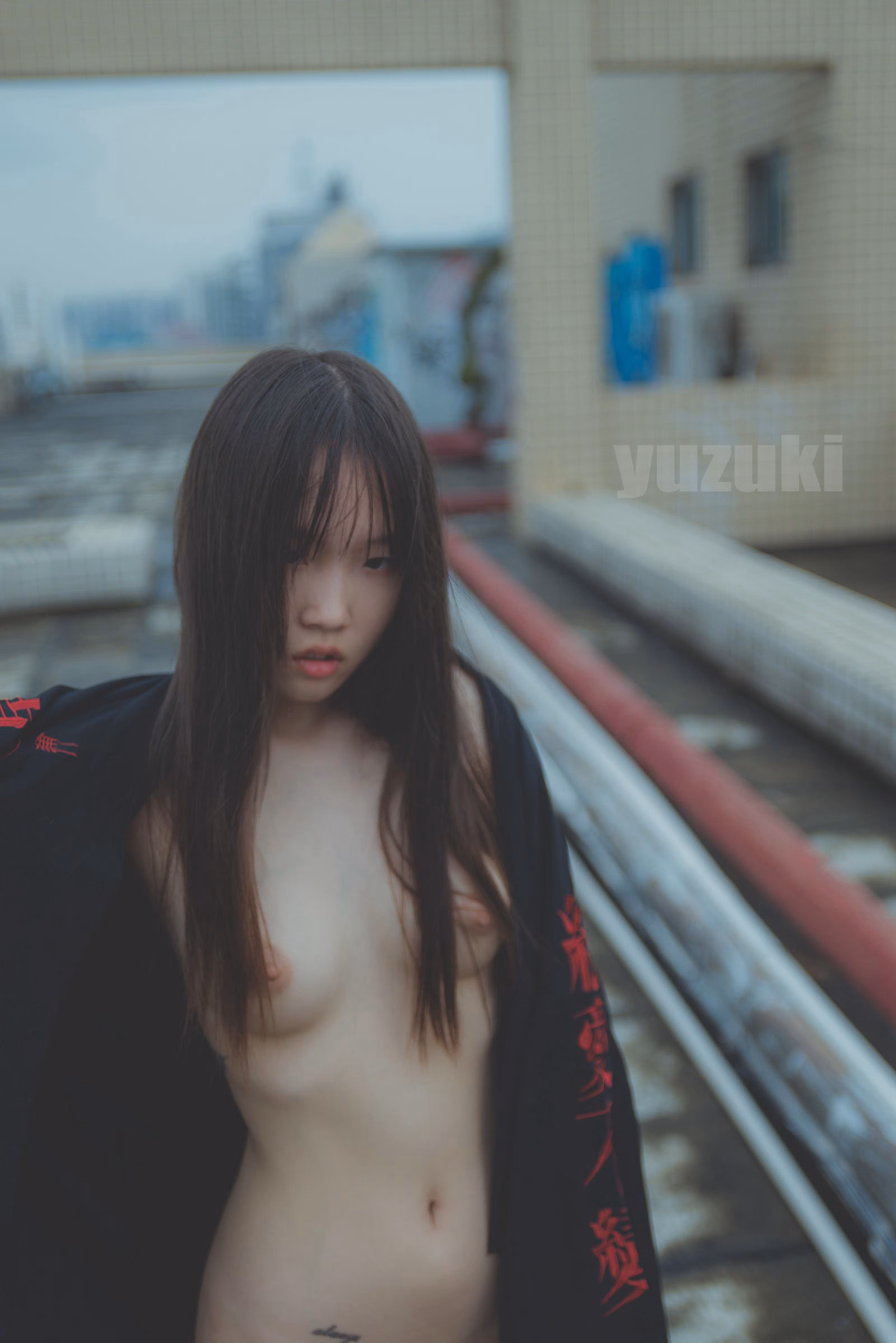 褪去外衣后在户外显露极品美乳与白嫩线条
