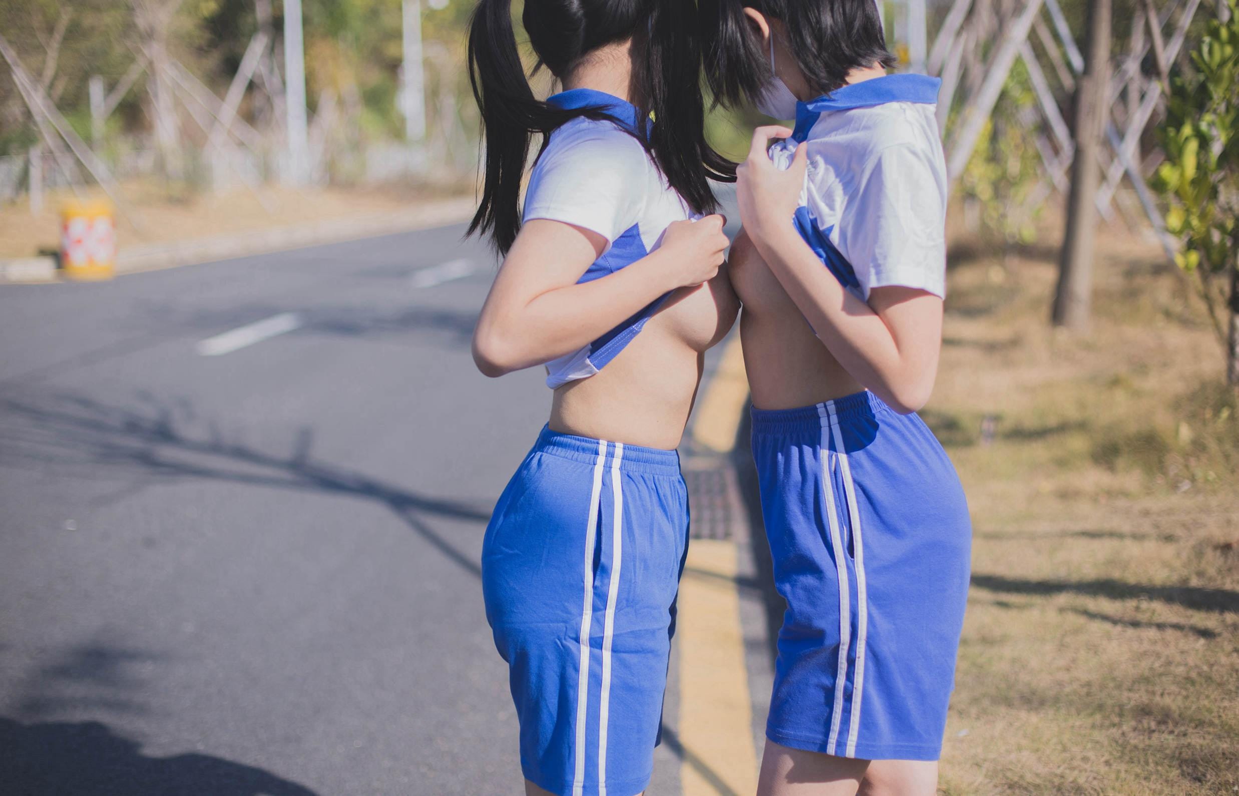 双人解开制服衣襟姿势展现性感诱惑纯欲反差