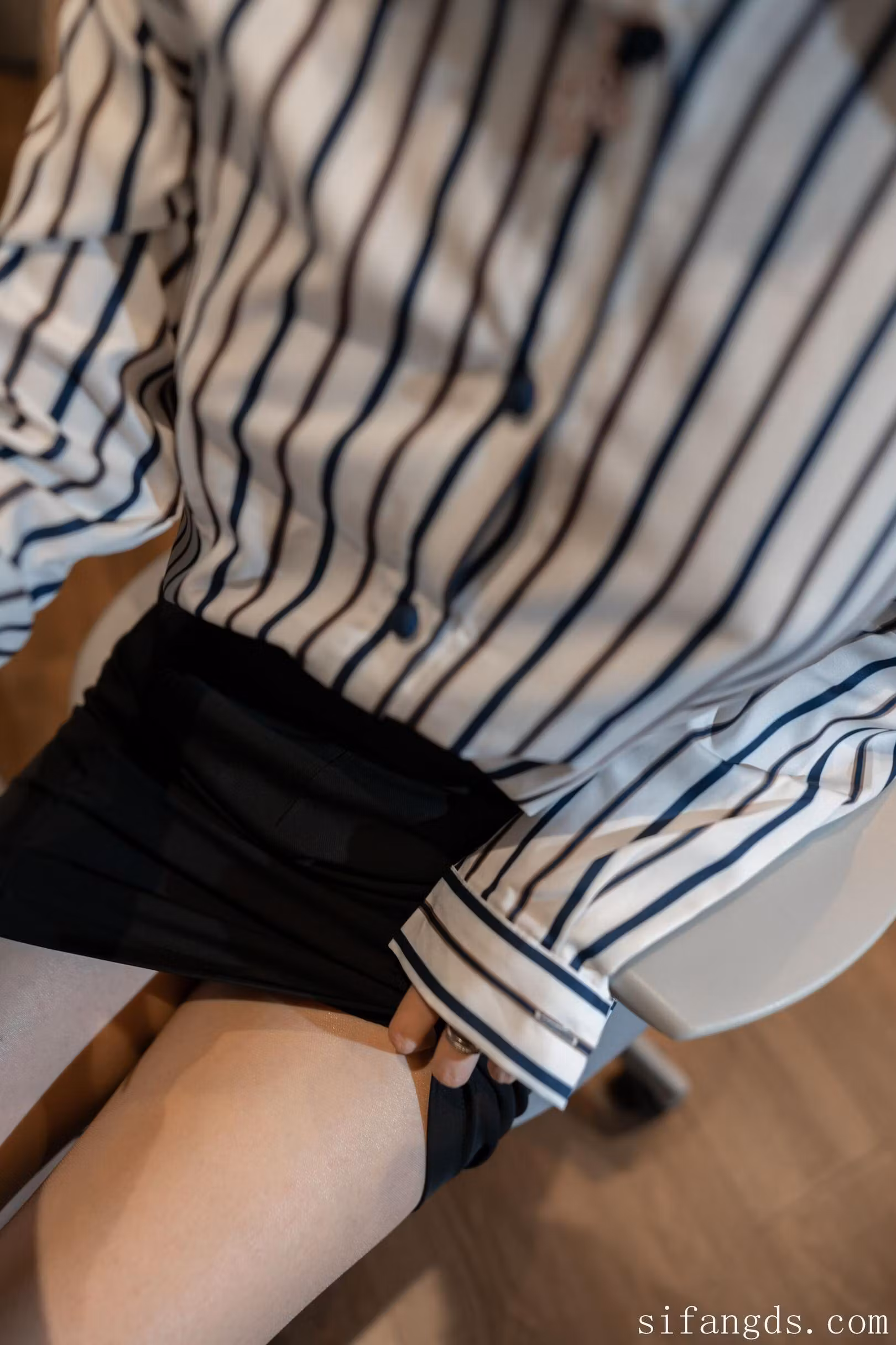 ISS系列白领制服萌妹办公桌前静坐特写
