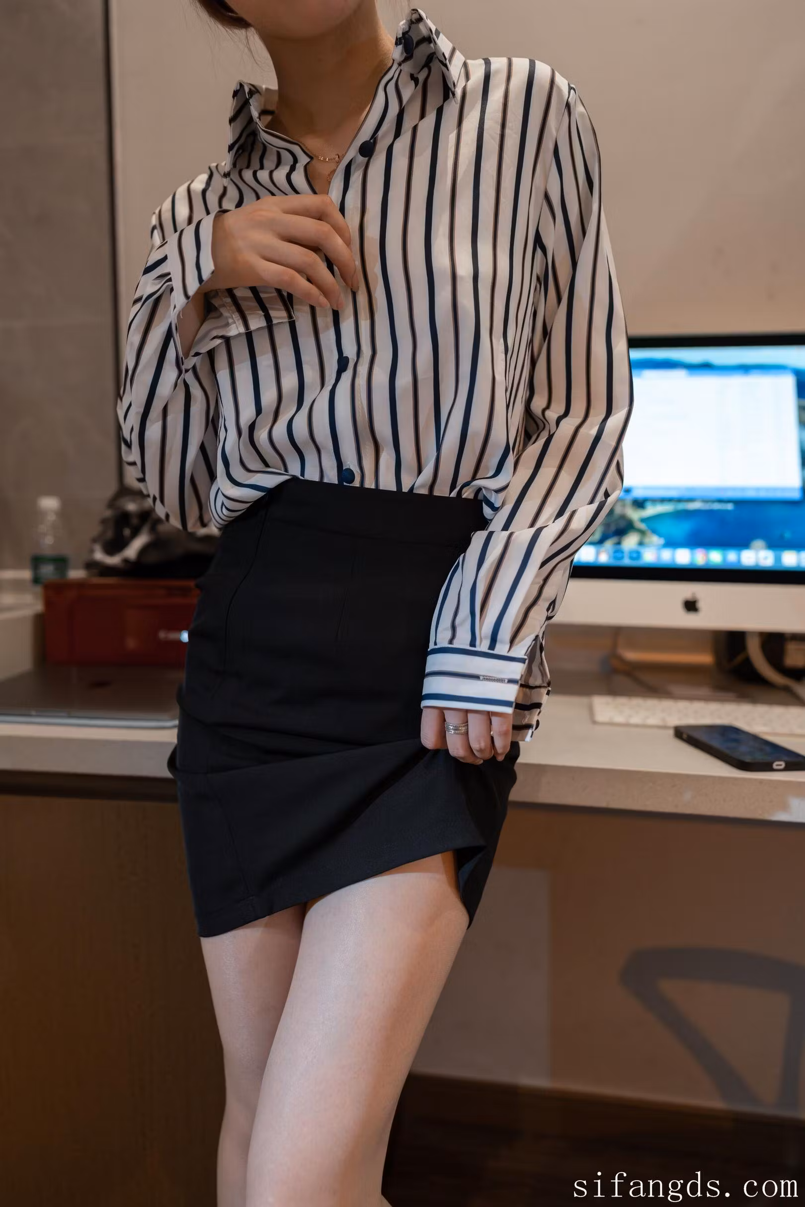 ISS大学生萌妹优雅托腮展现丝袜美腿与高跟鞋