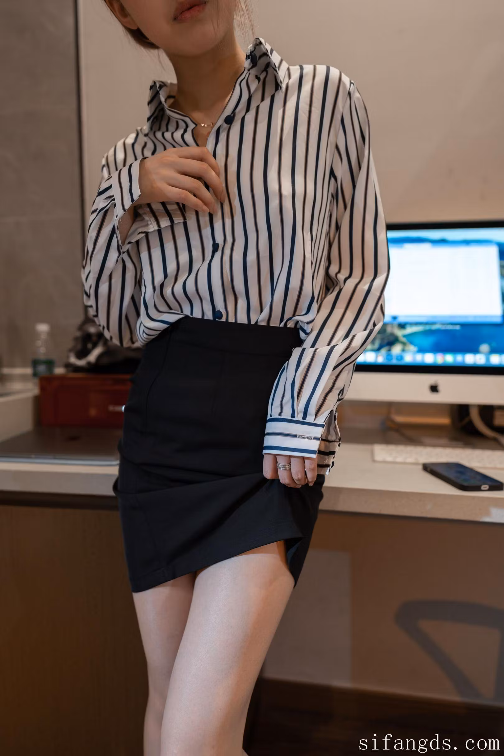 ISS系列白领制服萌妹办公桌前静坐特写