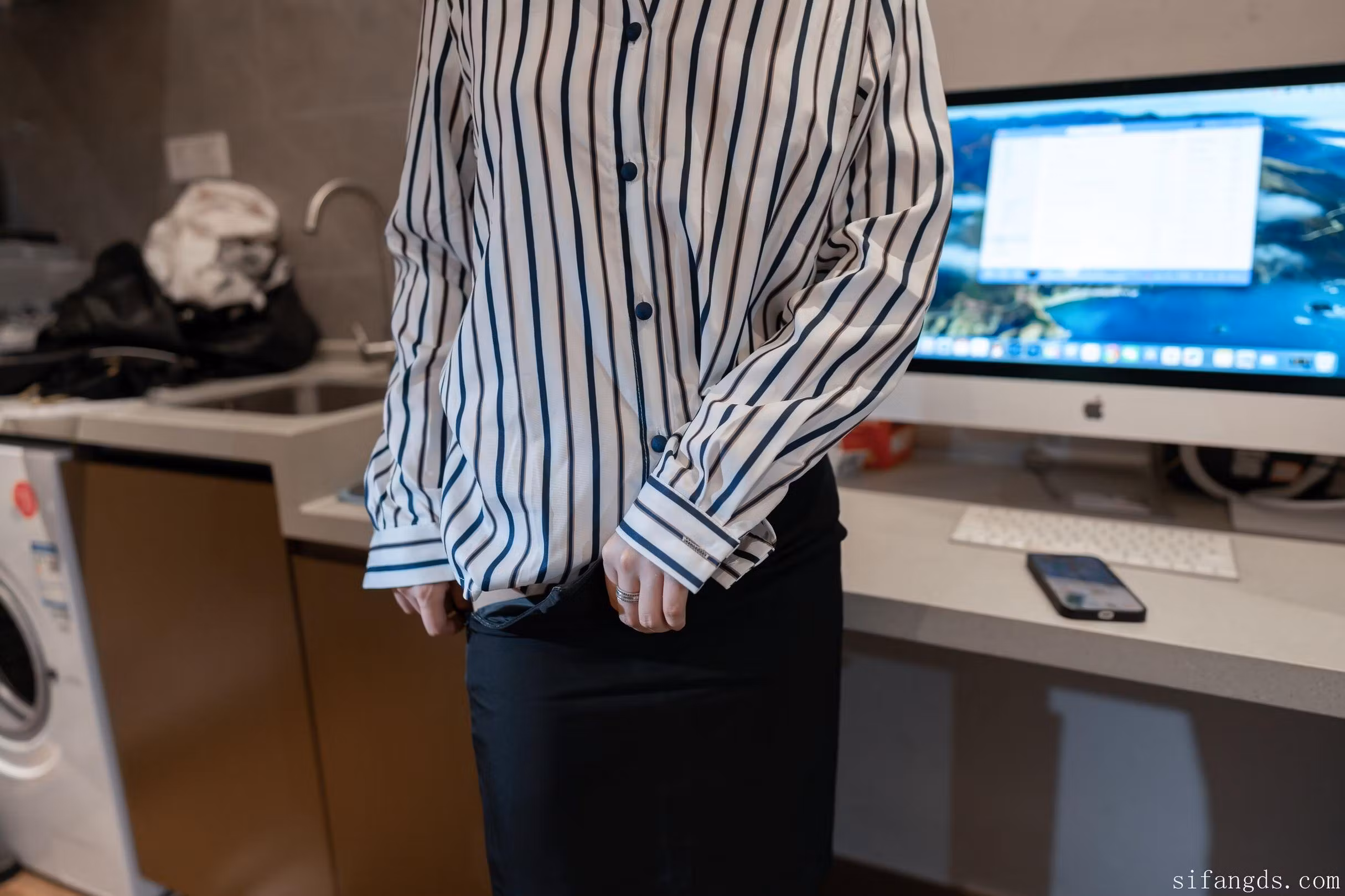 ISS系列萌妹展示修长双腿与精致鞋履
