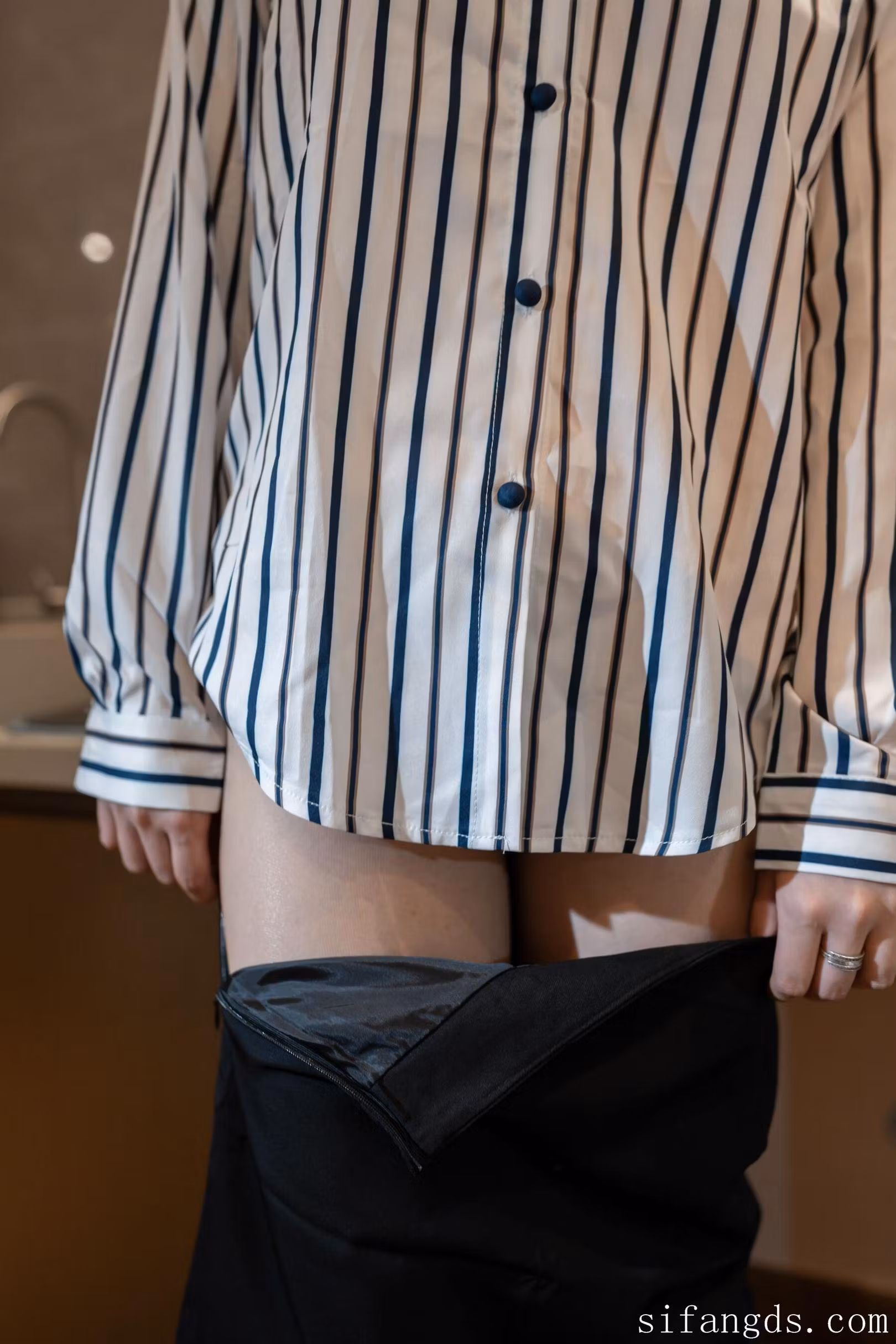 ISS大学生萌妹优雅托腮展现丝袜美腿与高跟鞋