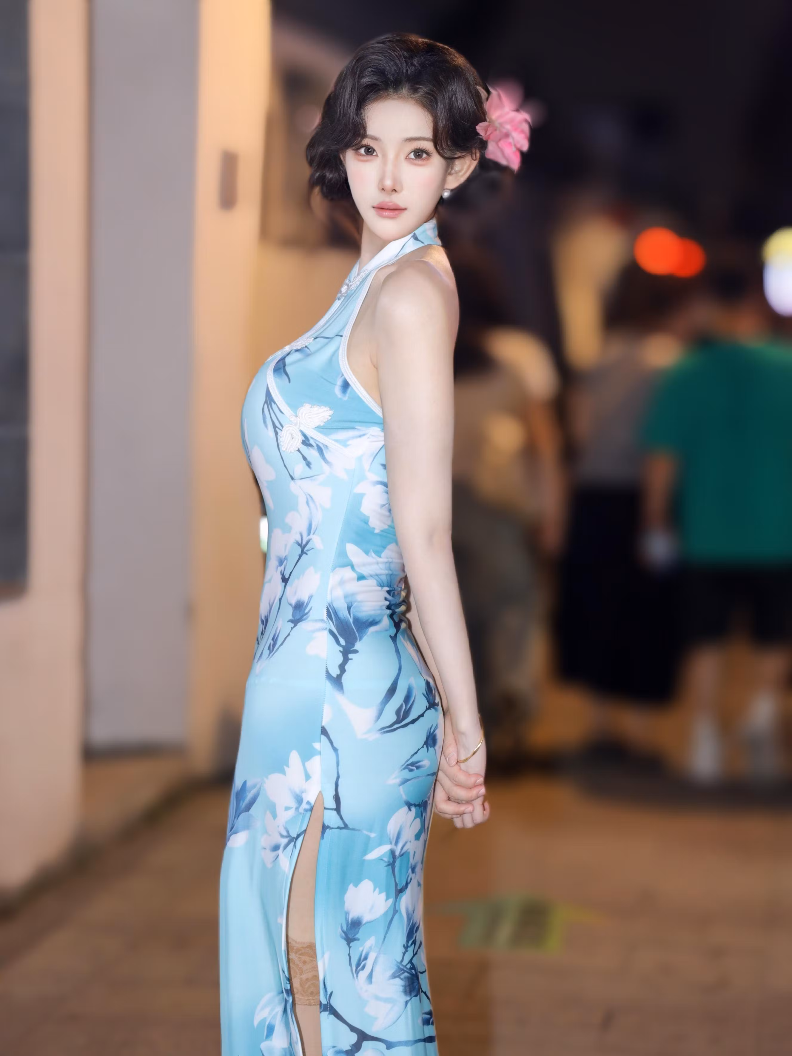 梨霜儿旗袍侧开衩隐约露出肉色丝袜与纤细腿部