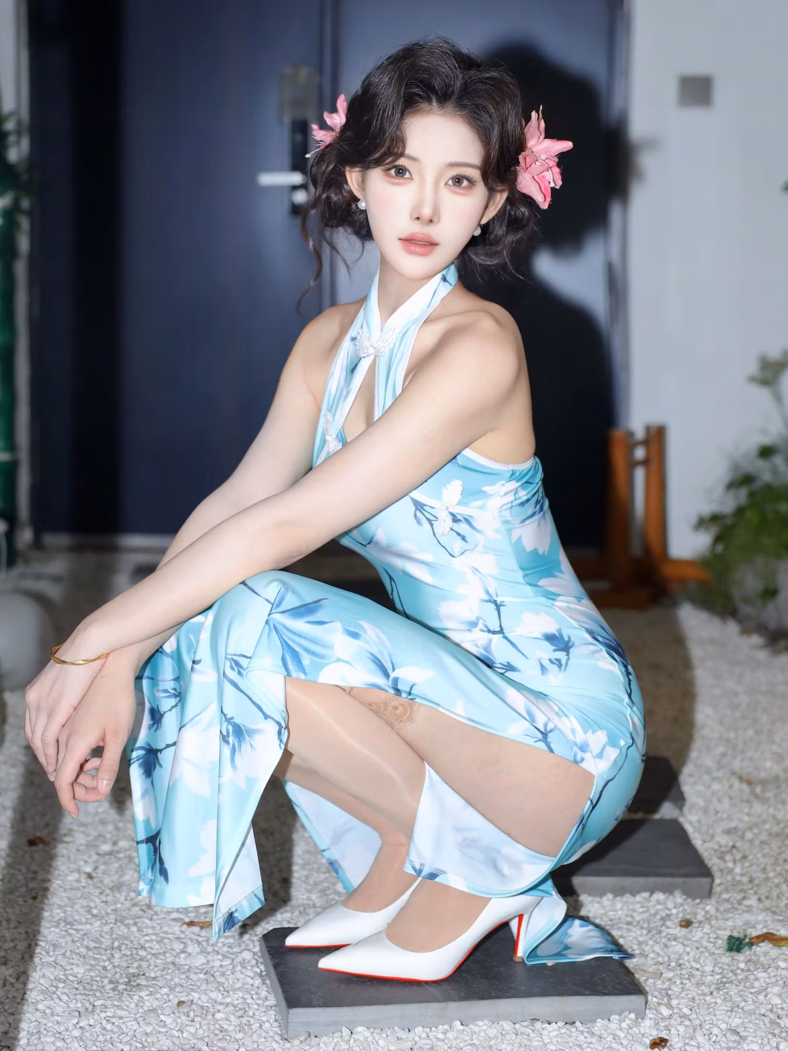 梨霜儿展示优雅优美S型身材与精致玉背