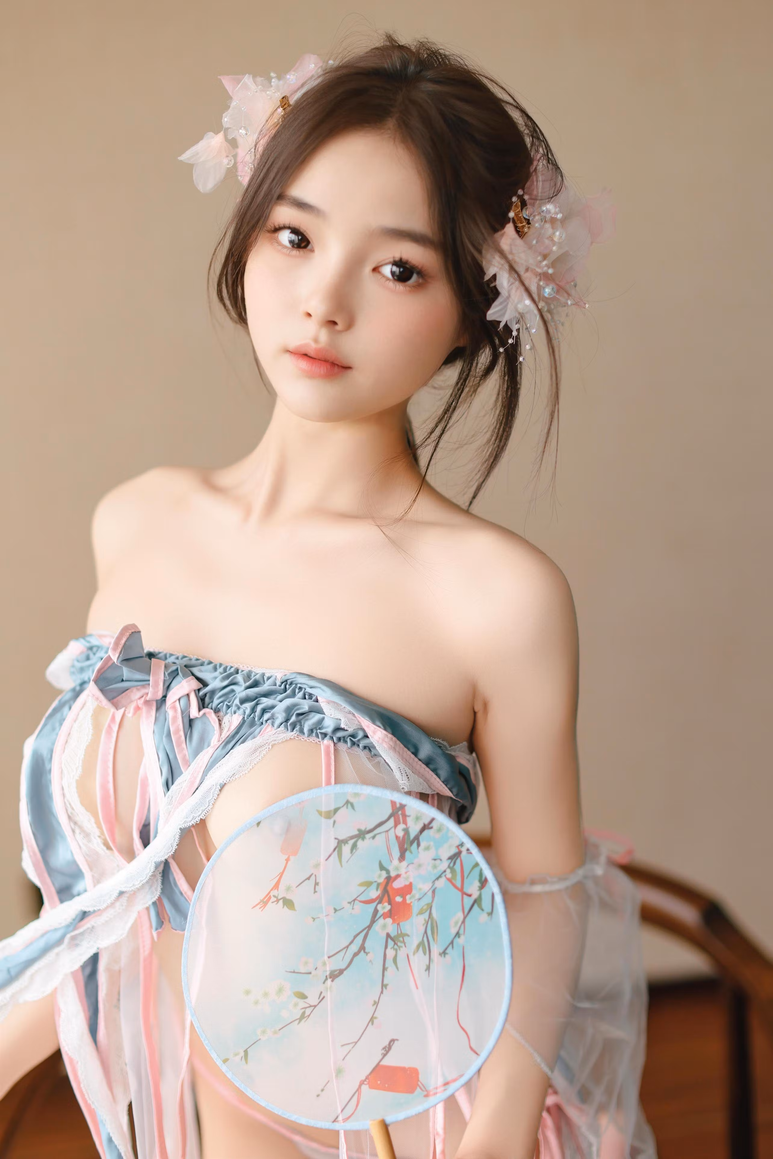 半透明透视薄纱内衣搭配赤脚裸足的甜美少女风格