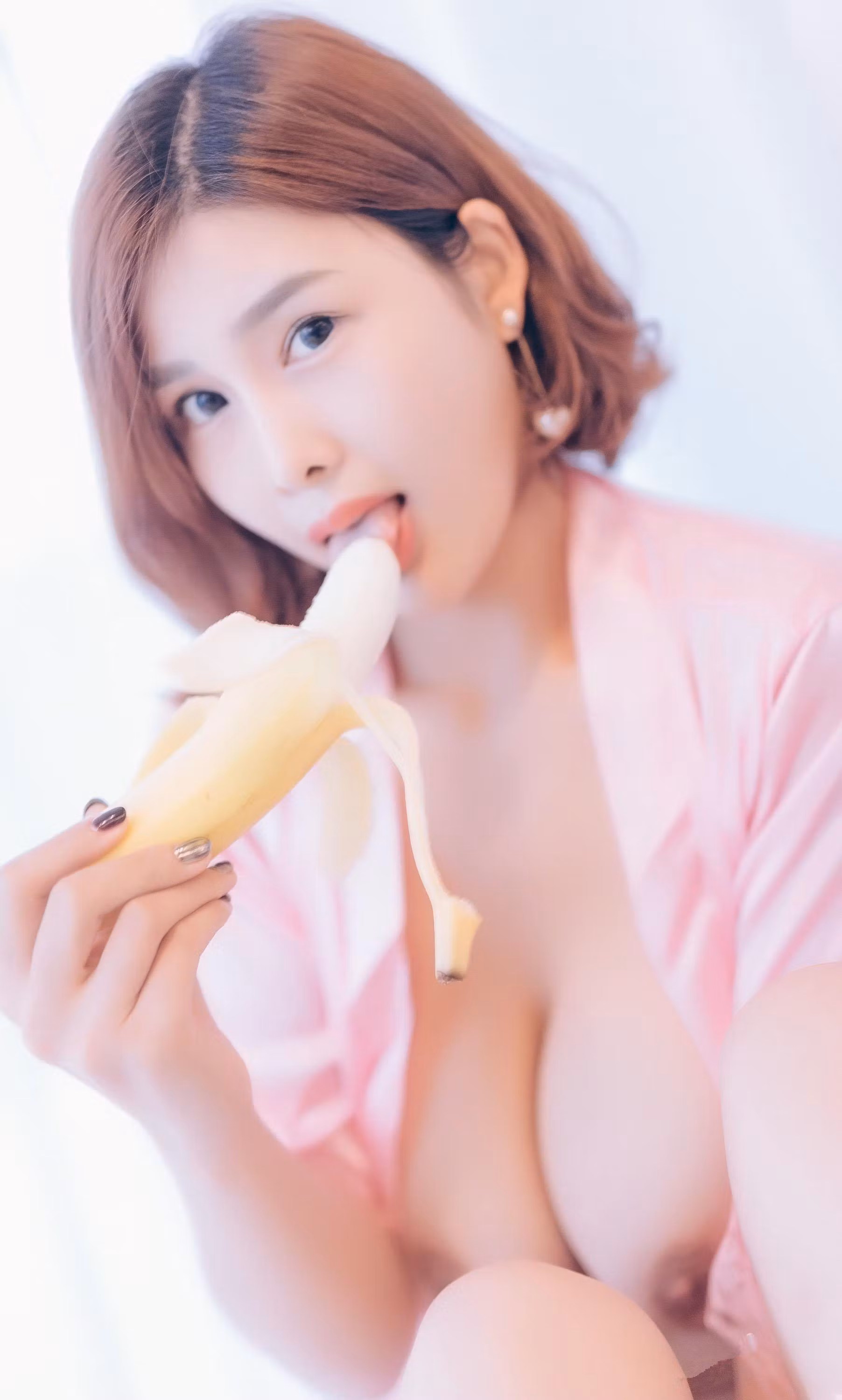 闫盼盼俯身展示极致爆乳与深邃胸部线条