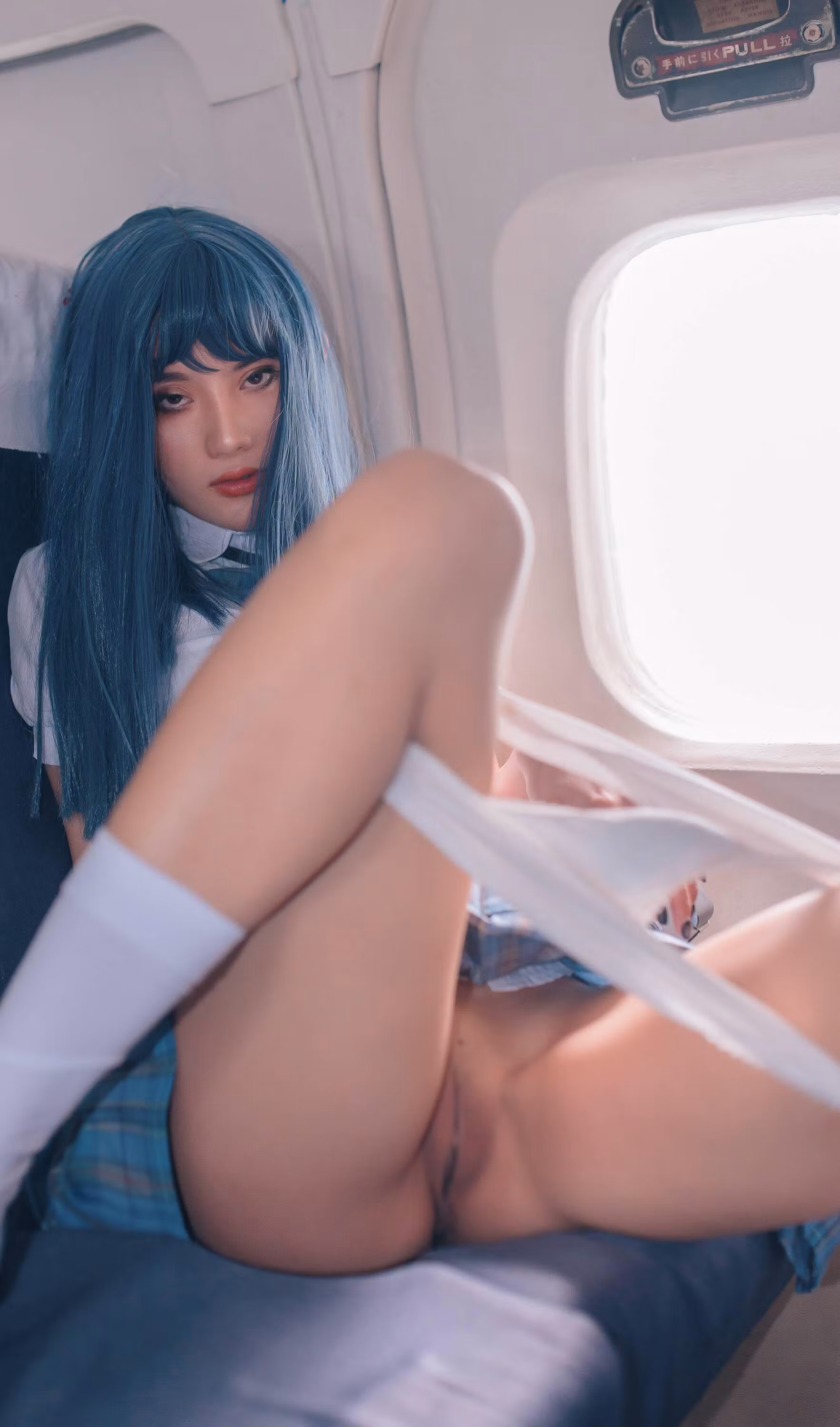 蓝发JK制服搭配白丝短袜的机舱私房网红风格