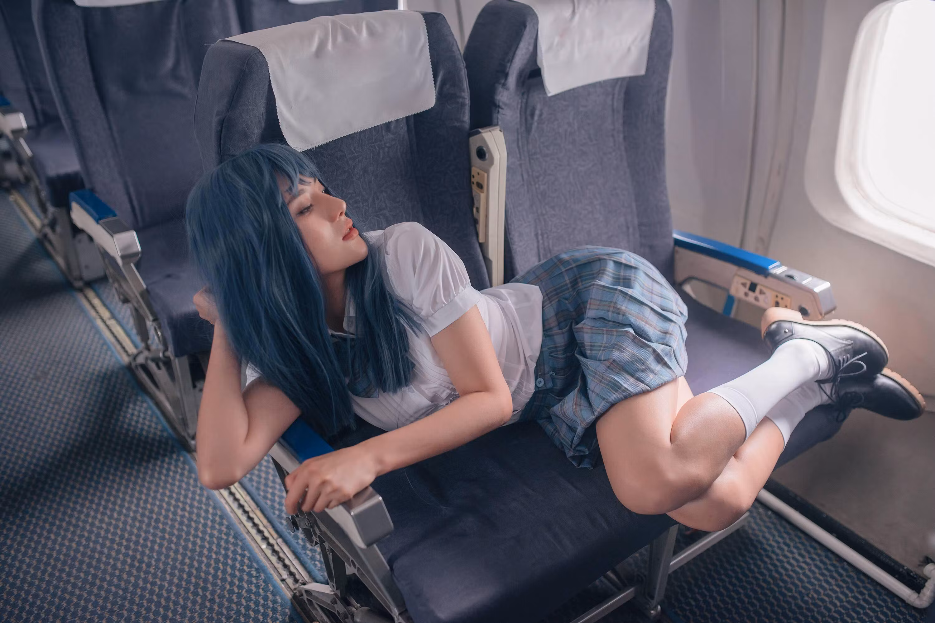 就是阿朱啊在飞机舷窗旁展示白丝美腿与精致妆容