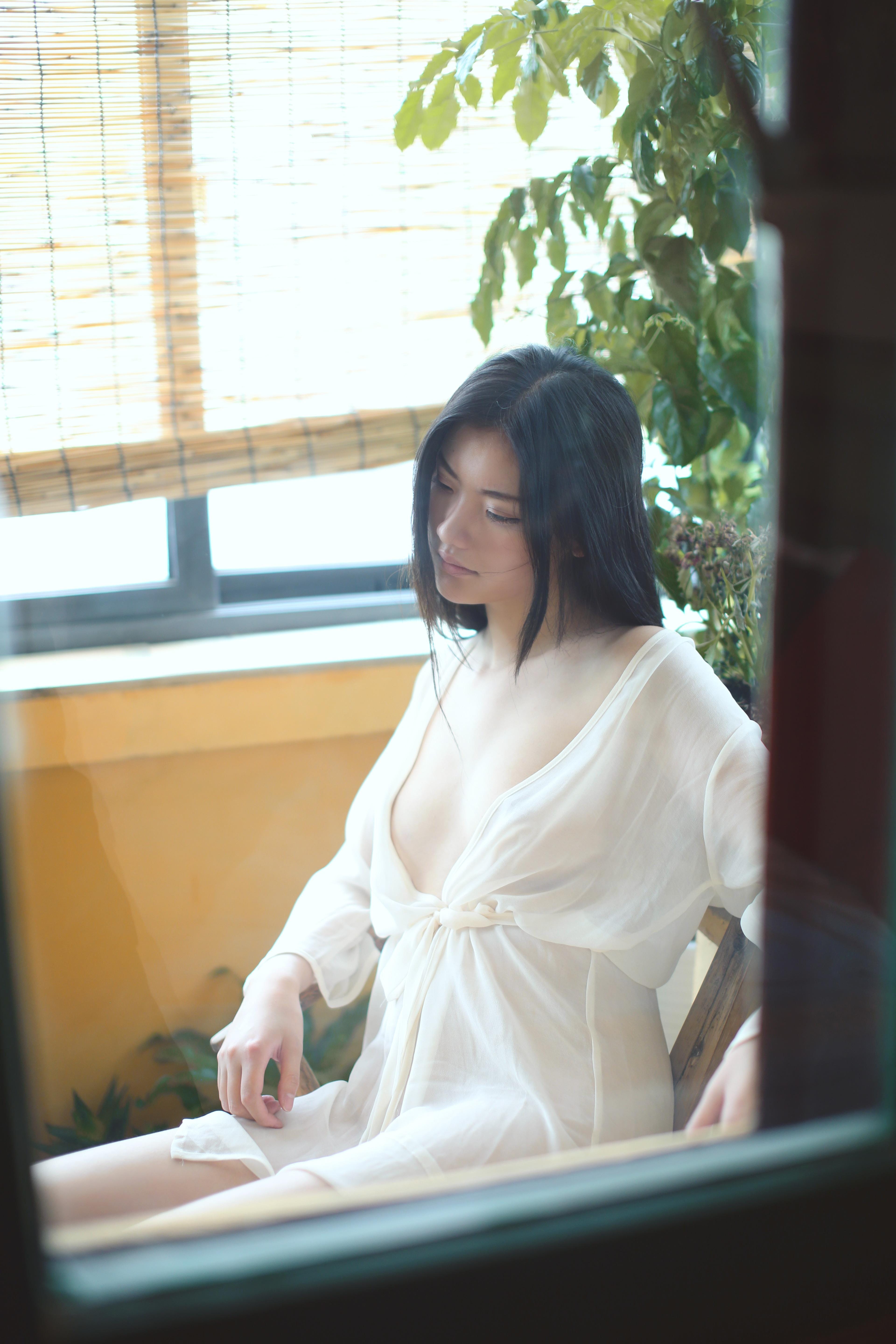 Azhu displaying slender waist and long legs in home setting
