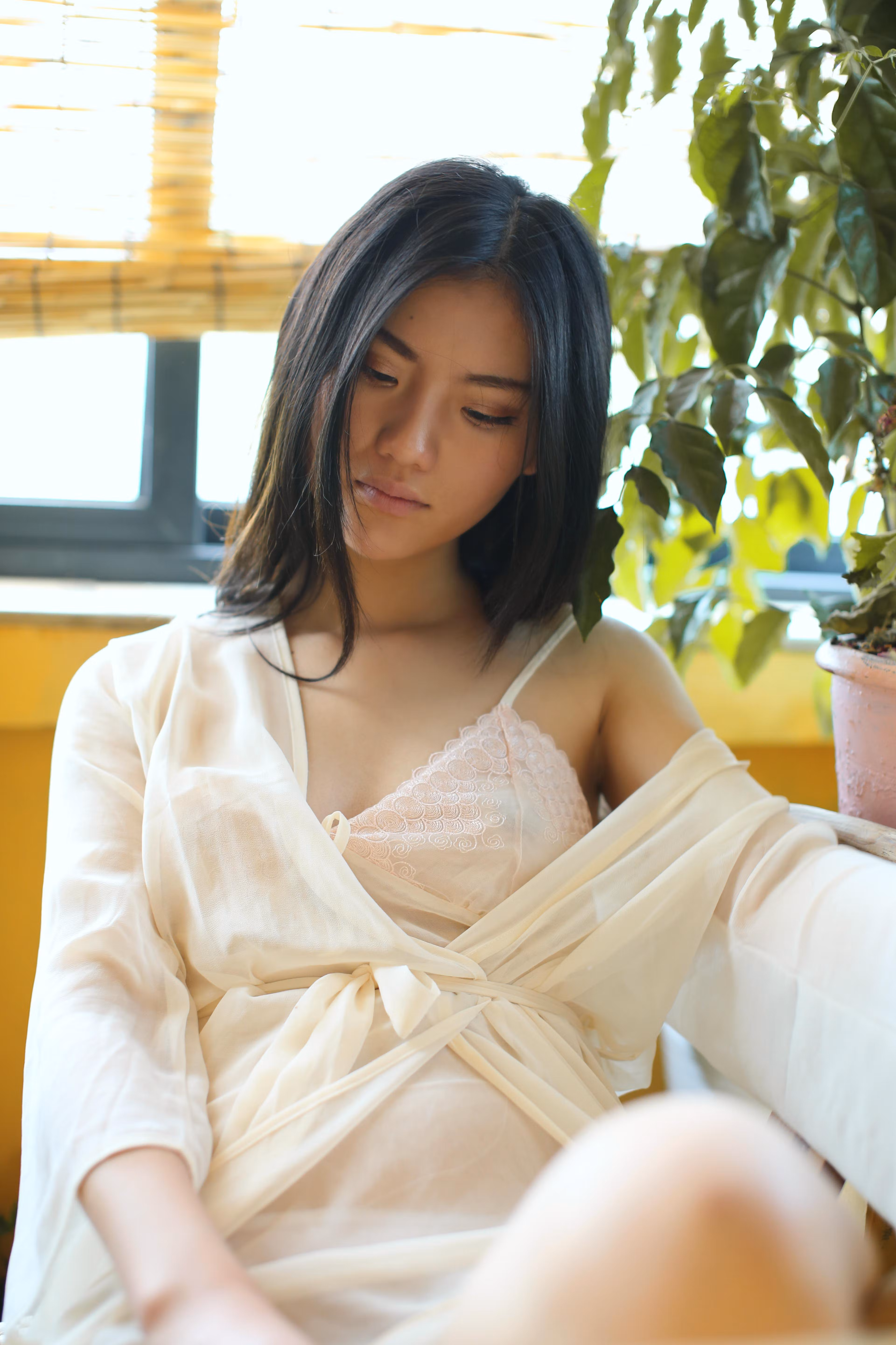 阿朱展示纤细腰身与修长双腿的阳台特写