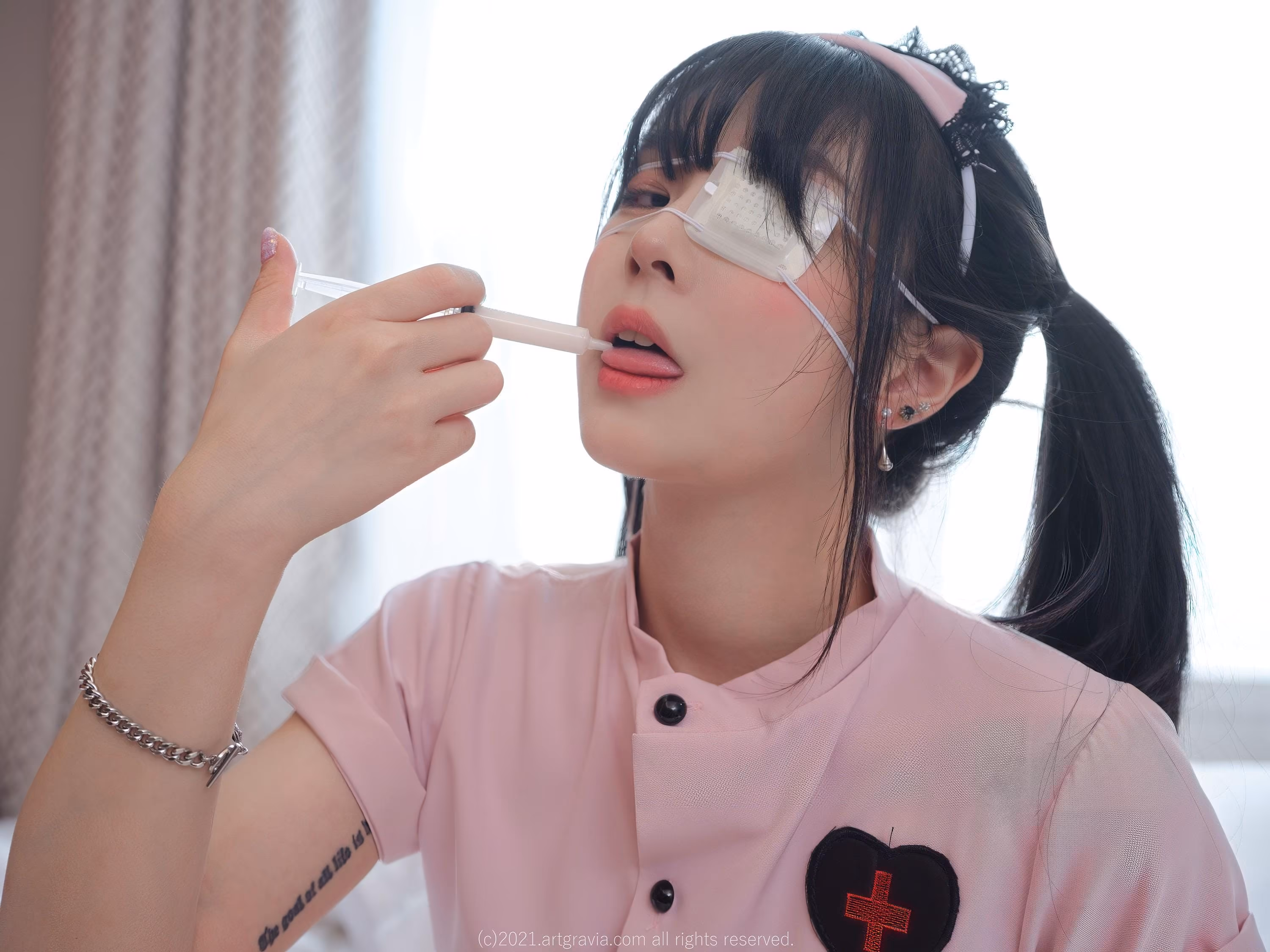 粉色短款露脐护士装领口衣服撕裂破洞