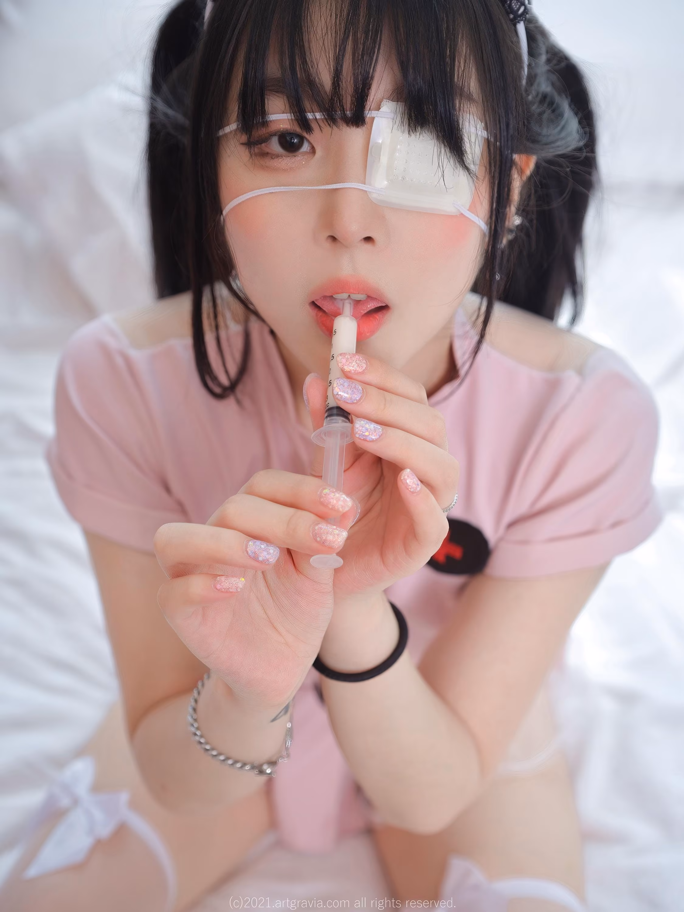 白色微透雪纺衬衫搭配金丝边圆框眼镜